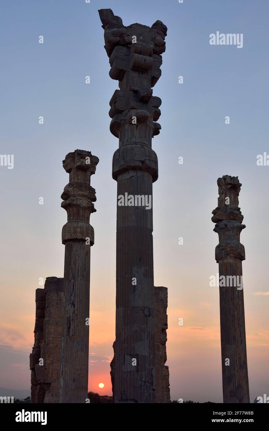 Iran, Persepolis, patrimonio mondiale dell'UNESCO, porta di tutte le nazioni (porta di Xerxes) al tramonto Foto Stock