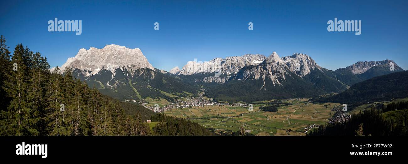 Vista panoramica Zugspitze montagna e Ehrwalder Sonnenspitze montagna in Tirolo, Austria Foto Stock
