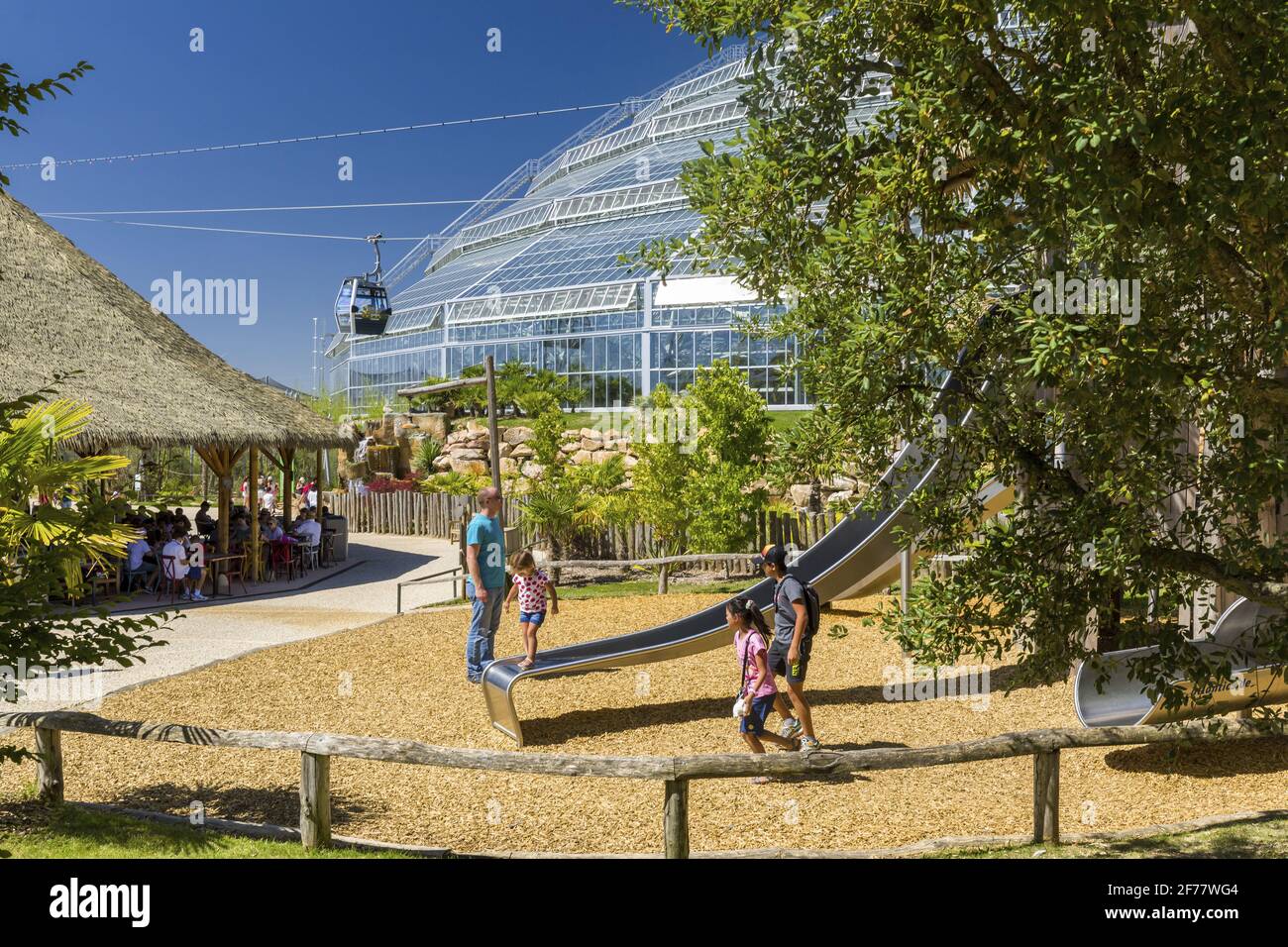 Francia, Loir e t Cher, Valle della Loira dichiarata Patrimonio Mondiale dall'UNESCO, Loir et Cher, Saint-Aignan-sur-Cher, Beauval zoo, la funivia e la cupola tropicale Foto Stock