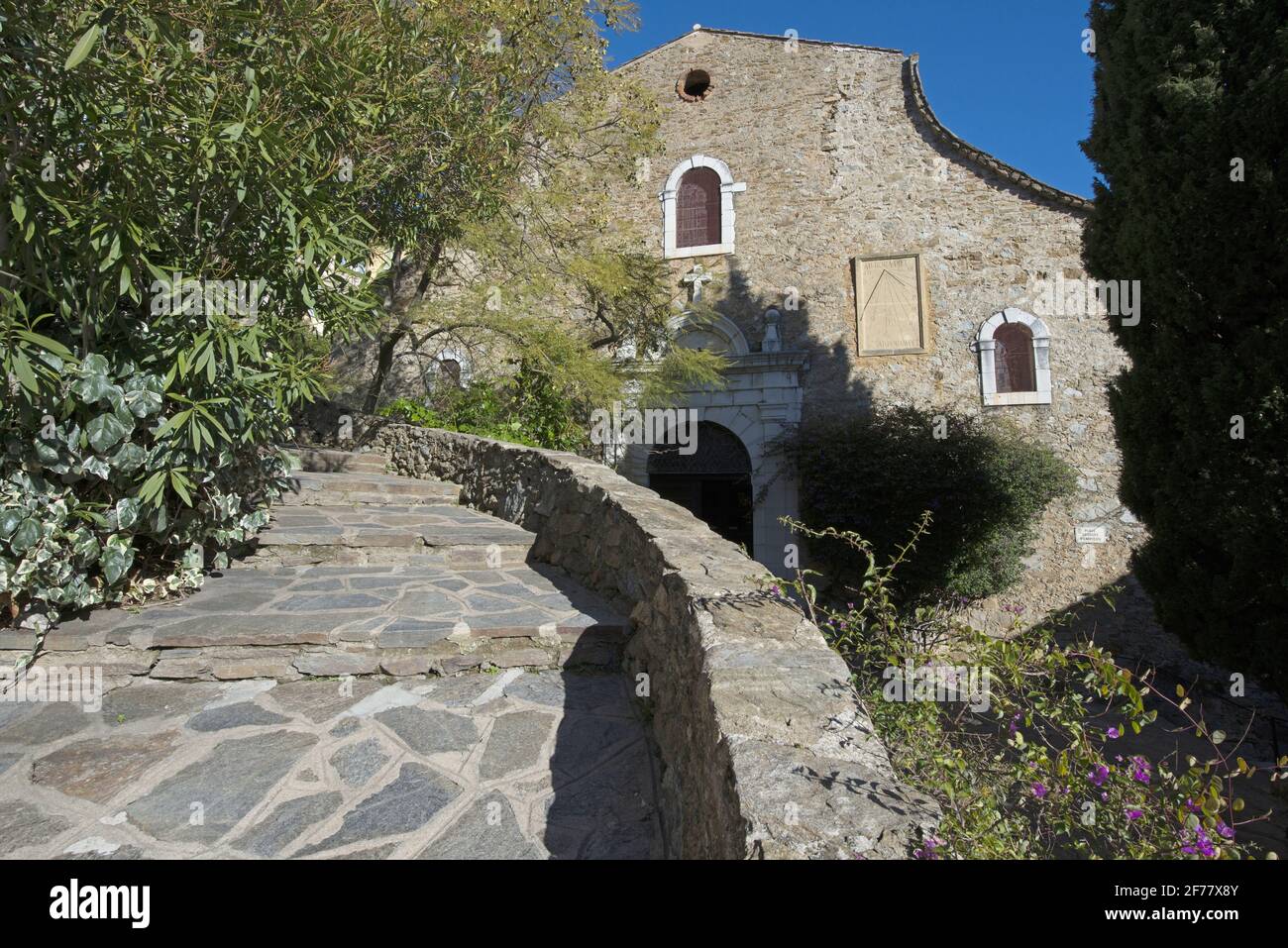 Francia, Var, Bormes-les-Mimosas, villaggio in Provenza Alpi Costa Azzurra, chiesa di Saint-Trophime Foto Stock