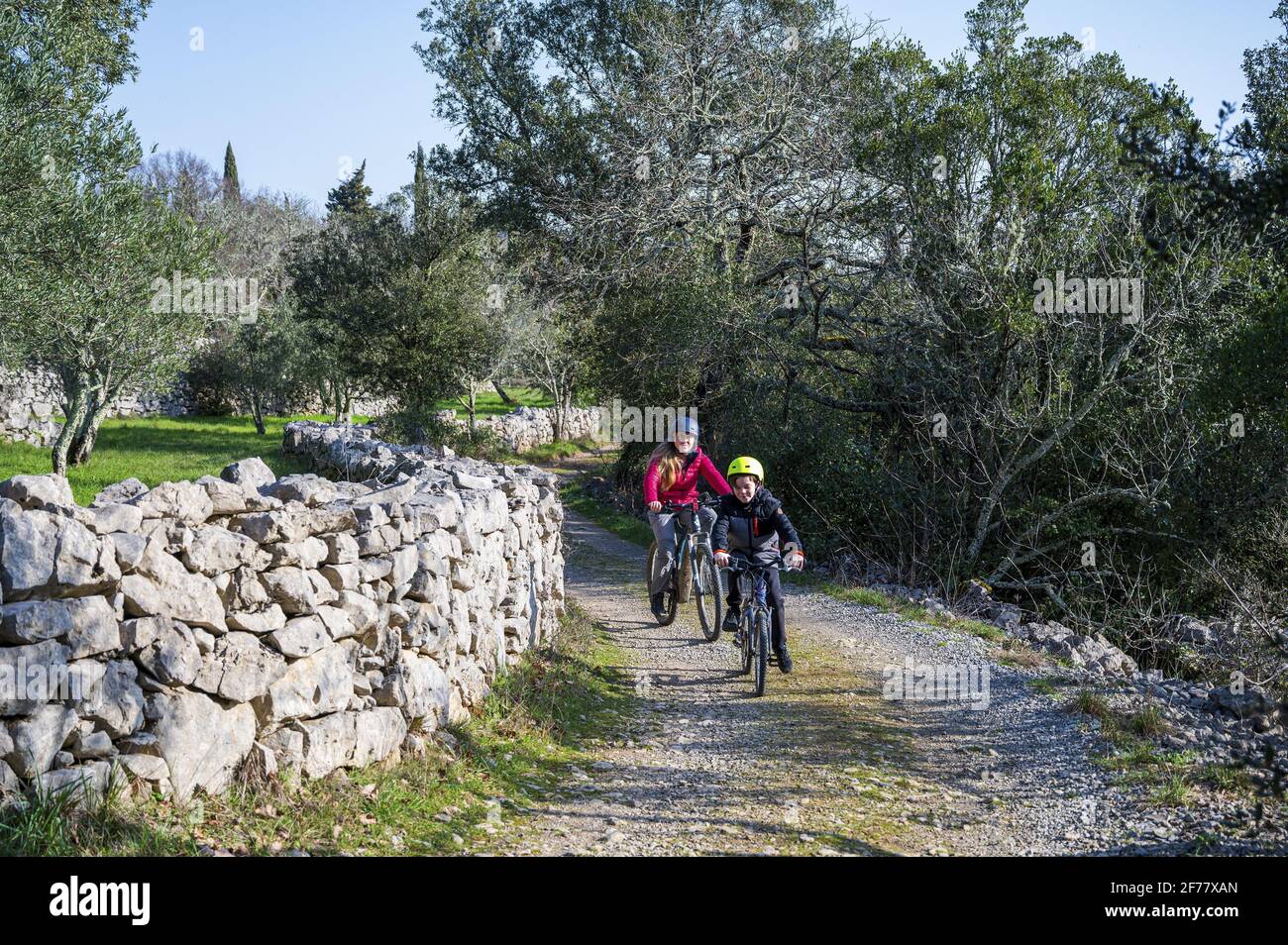 Francia, Ardeche, Gorges de l'Ardèche, villaggio di Labeaume, madre e figlio in bicicletta (MR sì) Foto Stock