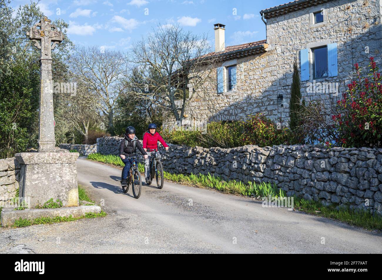 Francia, Ardeche, Gorges de l'Ardèche, villaggio di Labeaume, madre e figlio in bicicletta (MR sì) Foto Stock