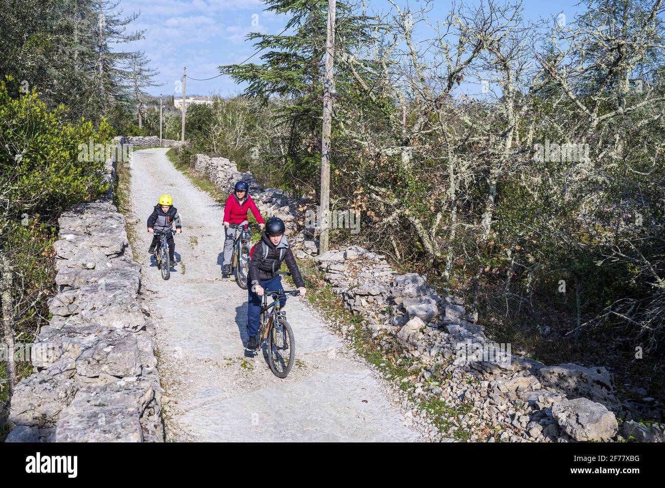Francia, Ardeche, Gorges de l'Ardèche, villaggio di Labeaume, madre e i suoi ragazzi in bicicletta (MR sì) Foto Stock