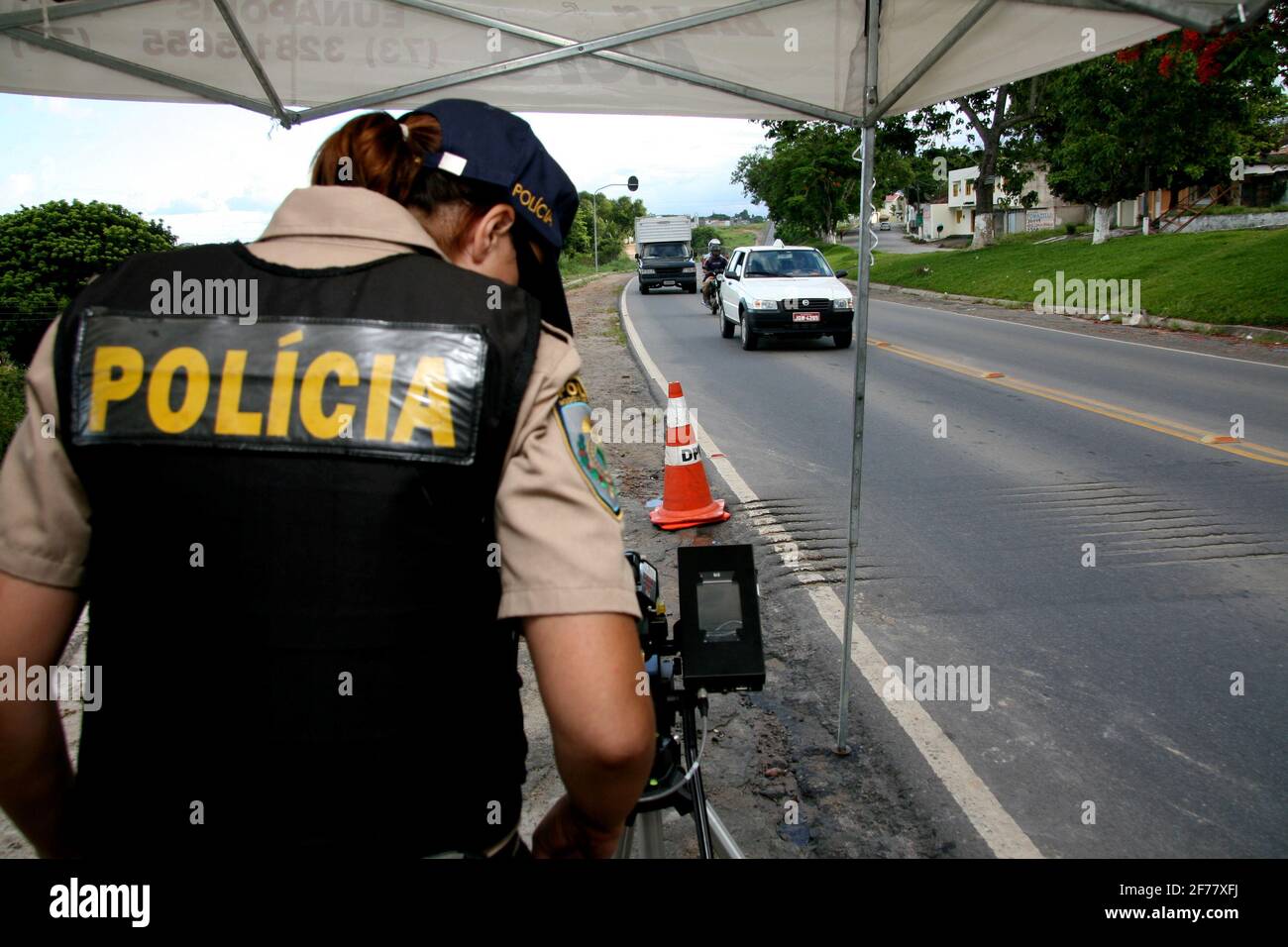 Eunapolis, bahia / brasile - 28 dicembre 2007: Ufficiale federale di polizia stradale - PRF - visto radar di velocità operativa sulla Federal Highway BR 101 nella città Foto Stock