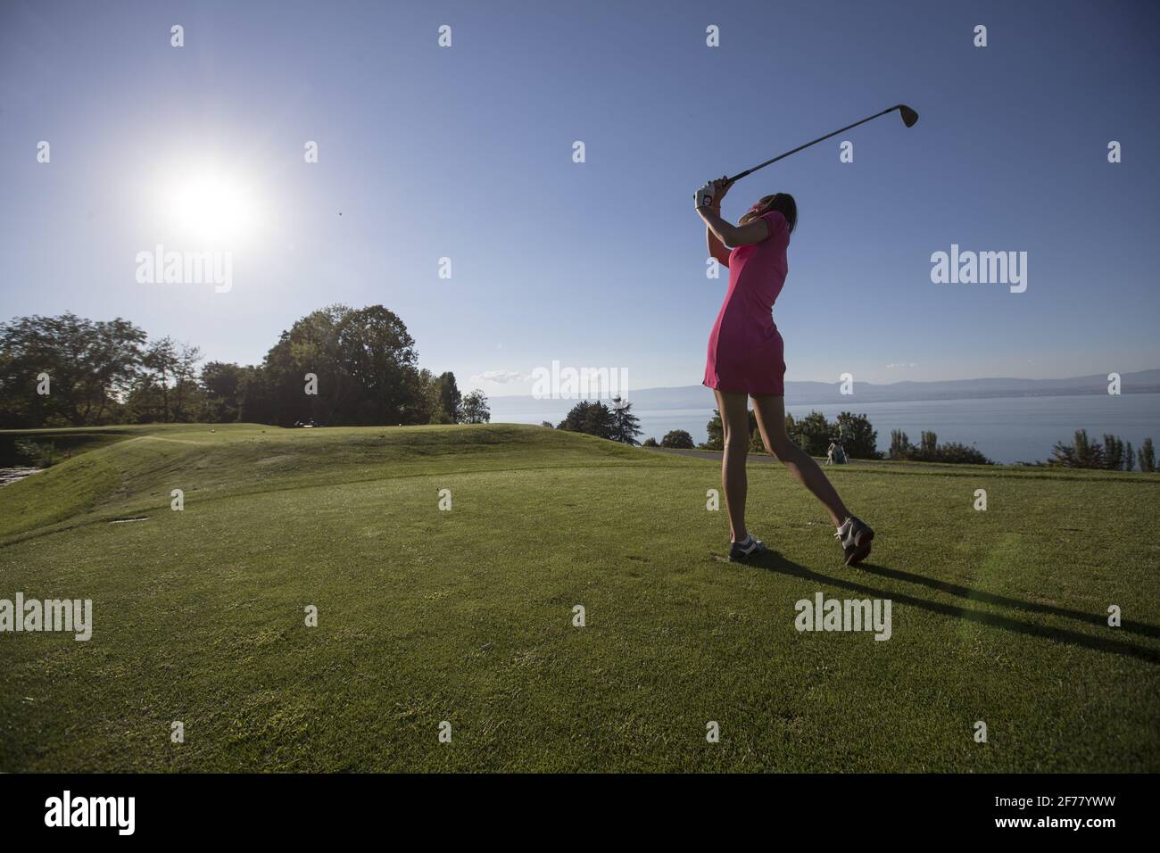 Francia, Haute Savoie, Évian les Bains, un'altalena da golf, un campo leggendario sul quale si svolge il Campionato Evian, quinto maggiore del circuito femminile americano di golf Foto Stock