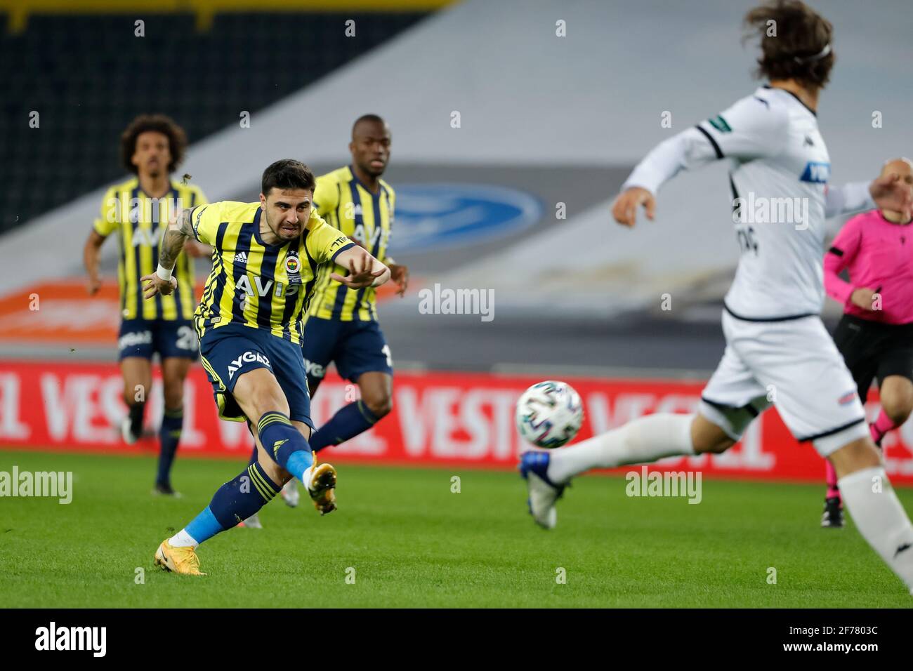 ISTANBUL, TURCHIA - 5 APRILE: Ozan Tufan di Fenerbahce SK durante la Super Lig match tra Fenerbahce SK e Denizlispror allo stadio Sukru Saracoglu il 5 aprile 2021 a Istanbul, Turchia (Orange Pictures) Foto Stock