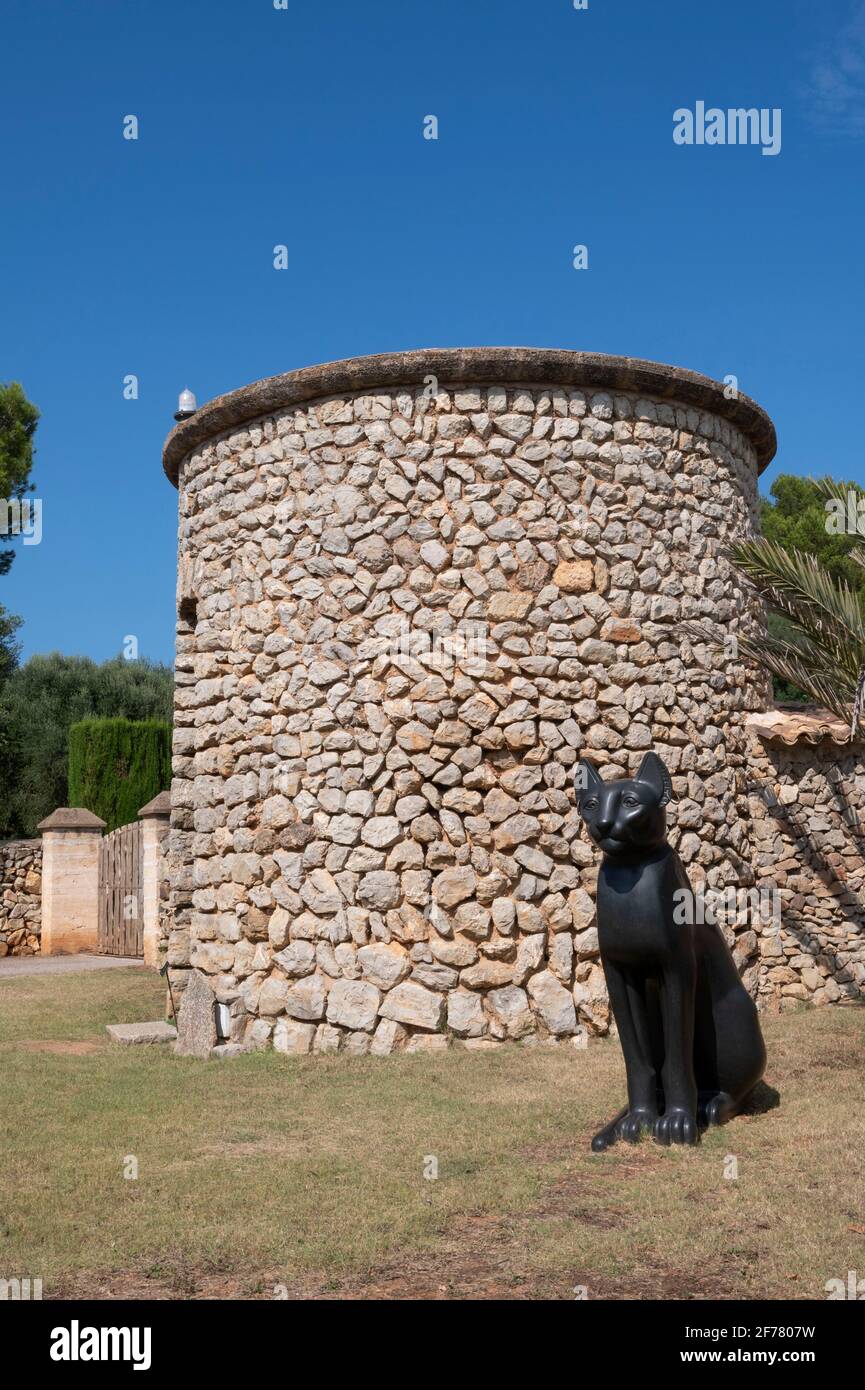 Spagna, Isole Baleari, Maiorca, Museo SA bassa Blanca, scultura e torre nei giardini Foto Stock