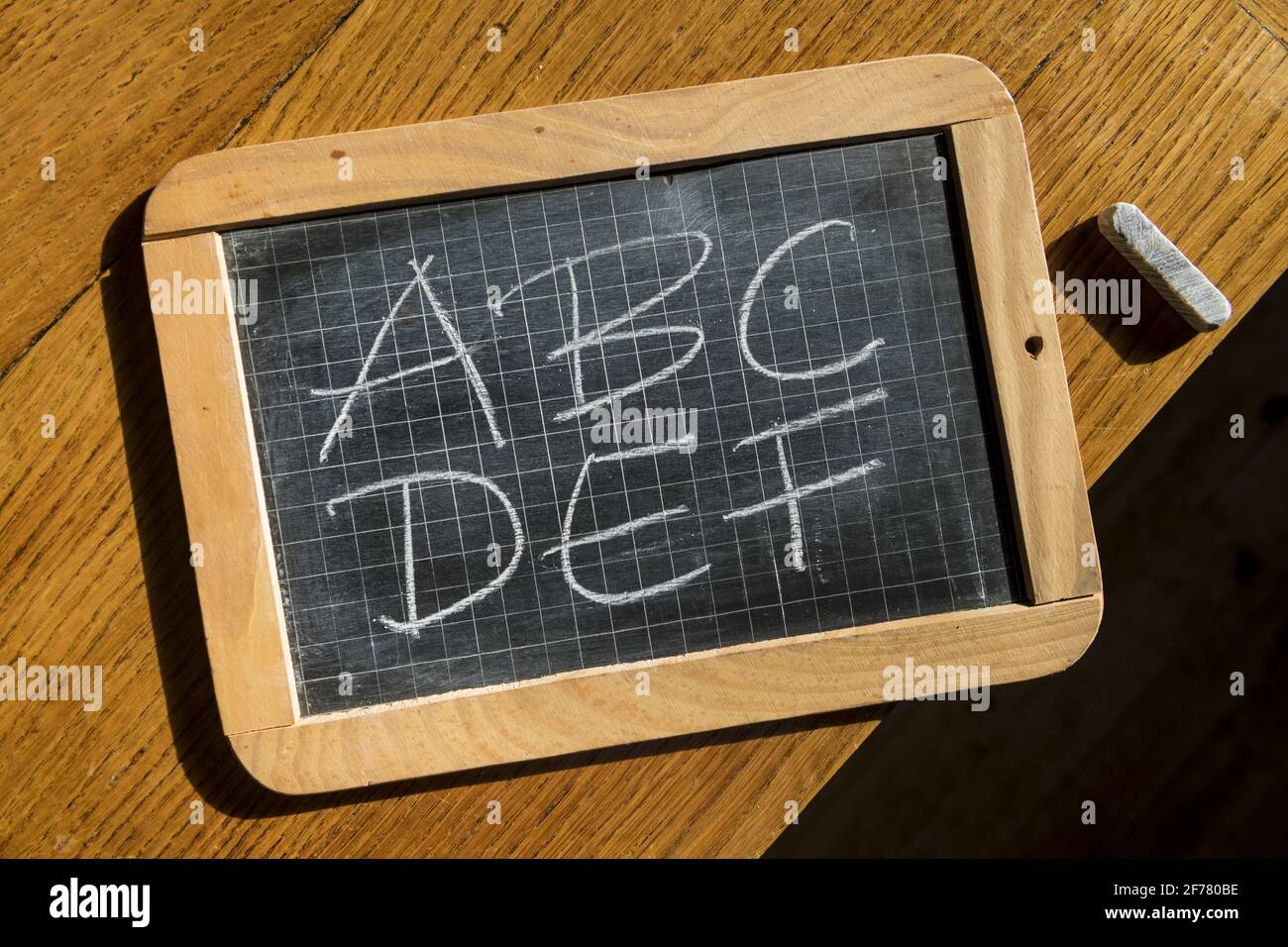 Ardesia con iscrizione A B C D e F Foto Stock