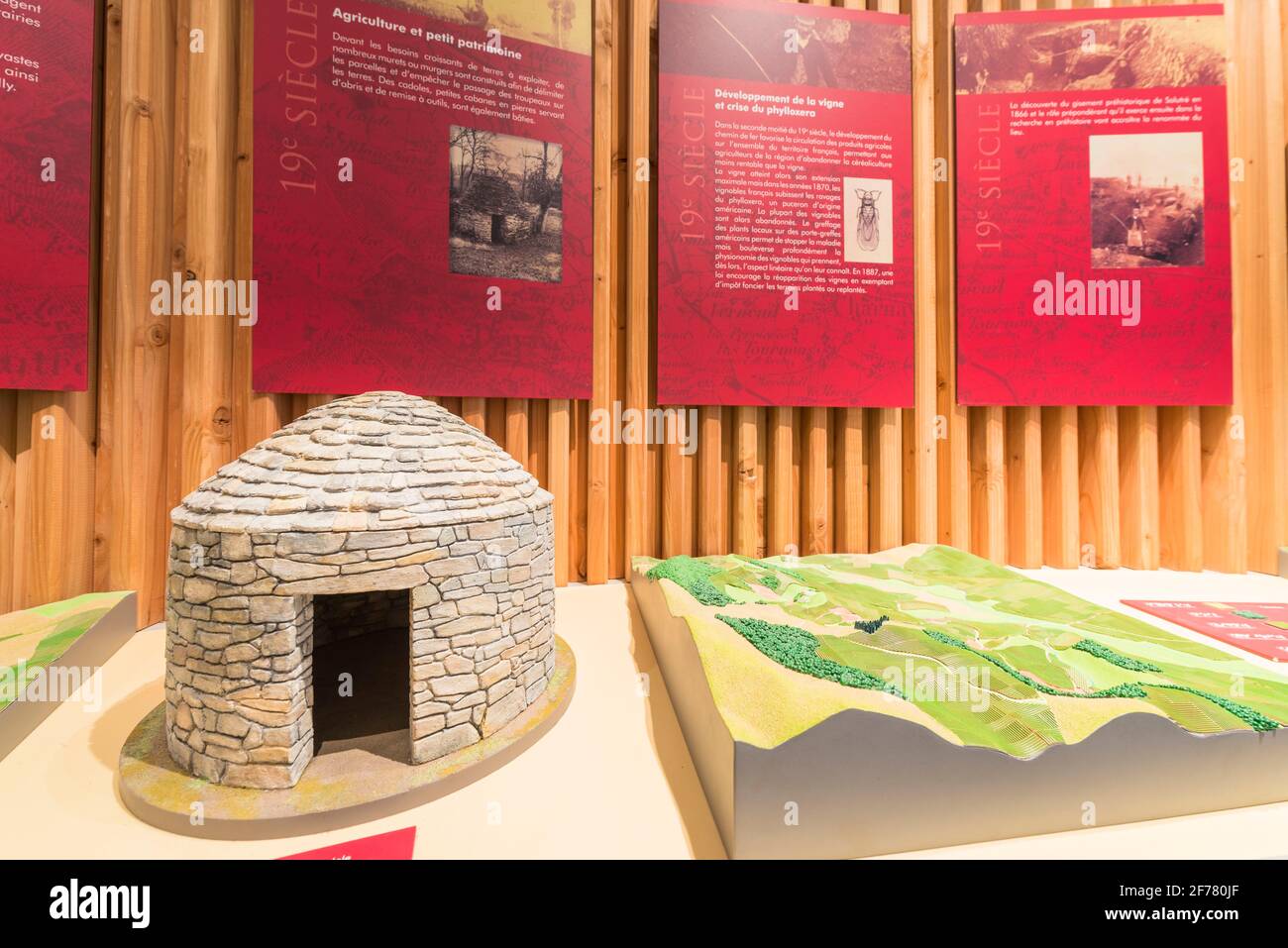 Francia, Saone-et-Loire, Solutre-Pouilly, Maison du Grand Site, il suo obiettivo è quello di promuovere e valorizzare il ricco patrimonio ambientale del territorio con mostre di archeologia e preistoria Foto Stock