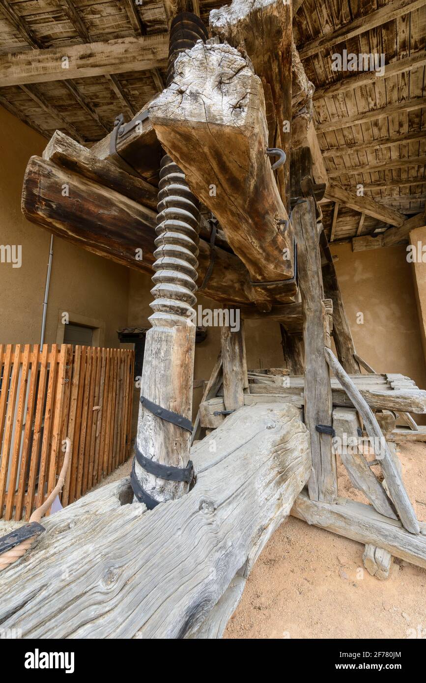 Francia, Saone-et-Loire, Solutre-Pouilly, Maison du Grand Site, il suo obiettivo è quello di promuovere e valorizzare il ricco patrimonio ambientale del territorio con mostre di archeologia e preistoria Foto Stock
