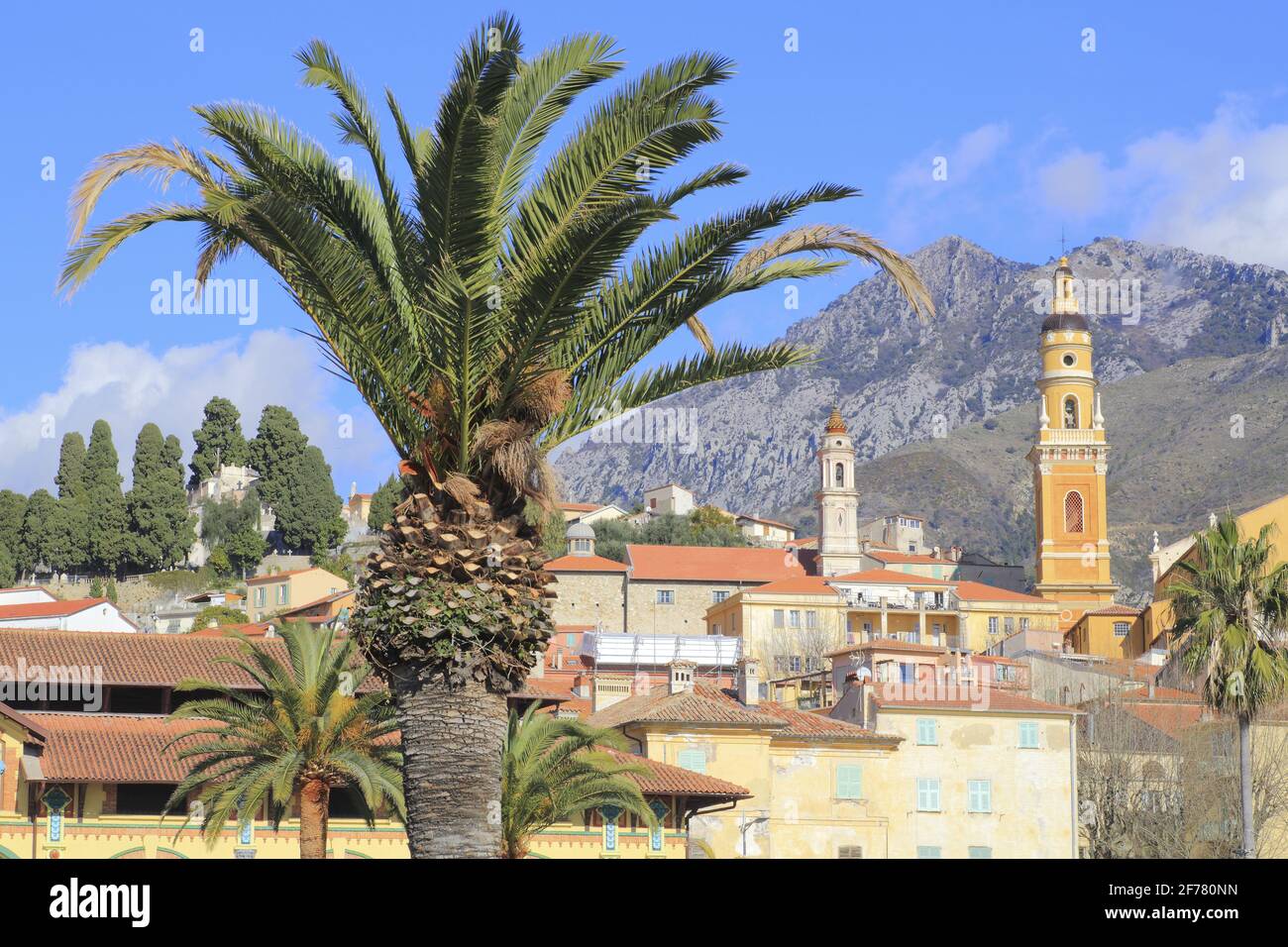 Francia, Alpi Marittime, Mentone, la città vecchia con la basilica di Saint Michel Archange e la cappella dell'Immacolata Concezione Foto Stock