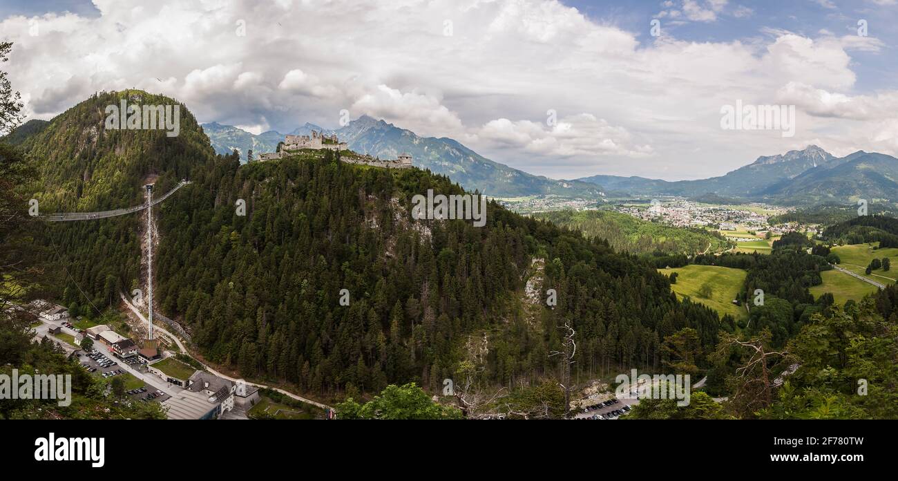 Panorama Reutte in Tirolo con ponte pedonale sospeso e Castello di Ehrenberg, Austria in estate Foto Stock