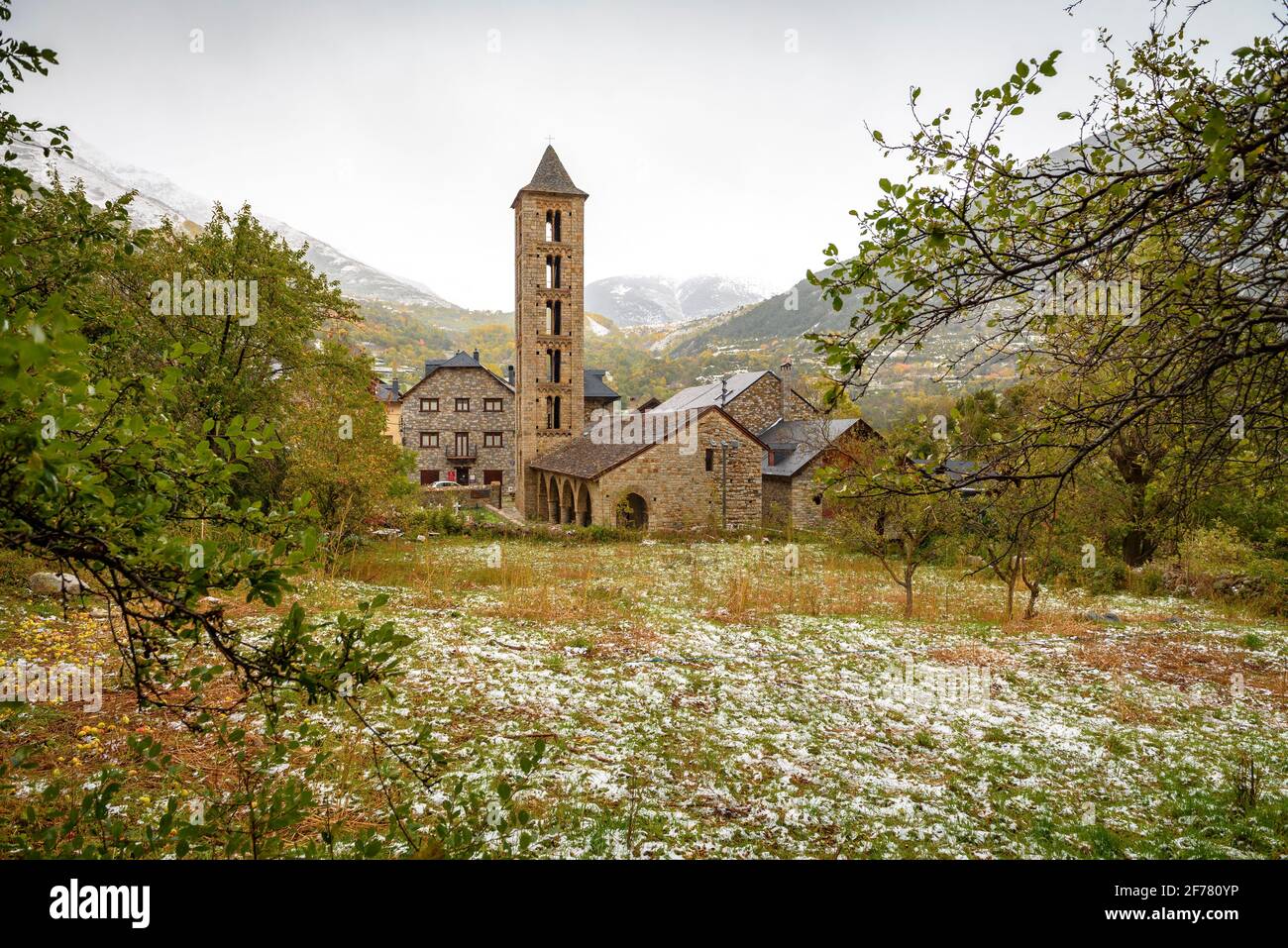 Chiesa romanica di Erill la Vall in autunno, in una giornata innevata (Valle di Boí, Catalogna, Spagna, Pirenei) ESP: Iglesia románica de Erill la Vall en otoño Foto Stock