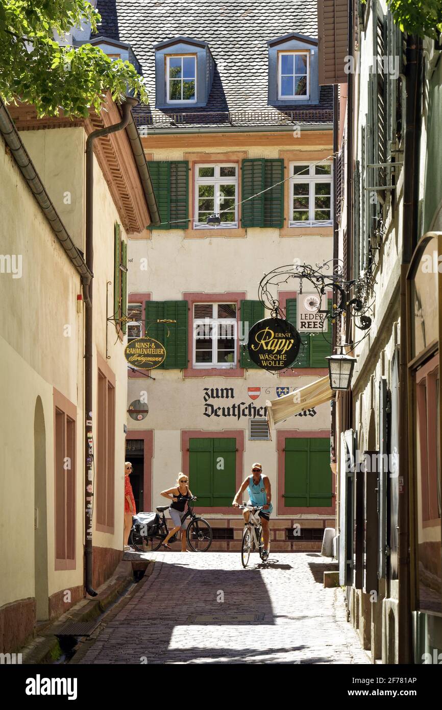 Germania, Baden Wurttemberg, Freiburg im Breisgau, strada pedonale nel centro storico Foto Stock