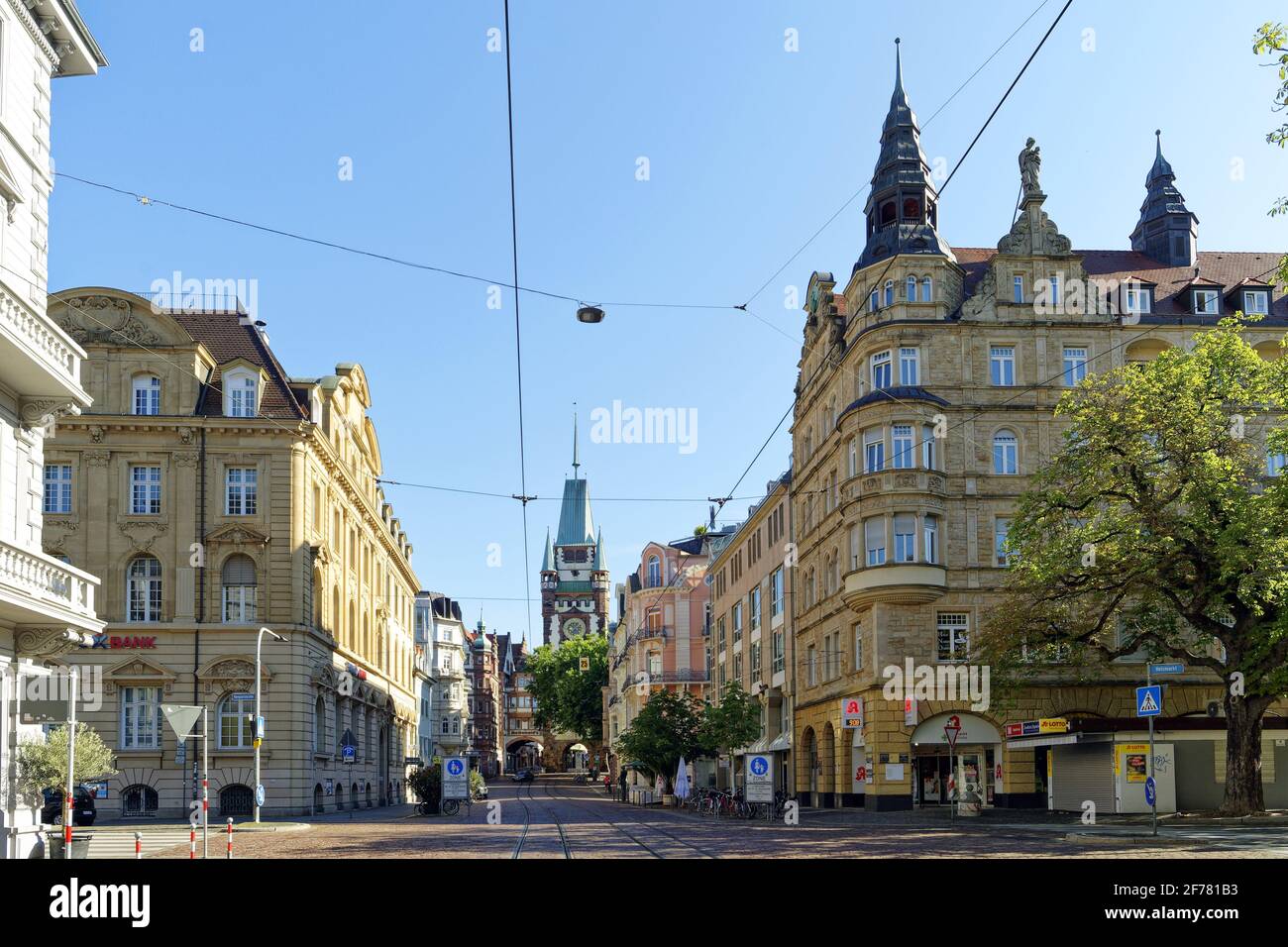 Germania, Baden Wurttemberg, Freiburg im Breisgau, tram sulla strada Kaiser Joseph Strasse e il Martinstor una delle porte originali della città Foto Stock
