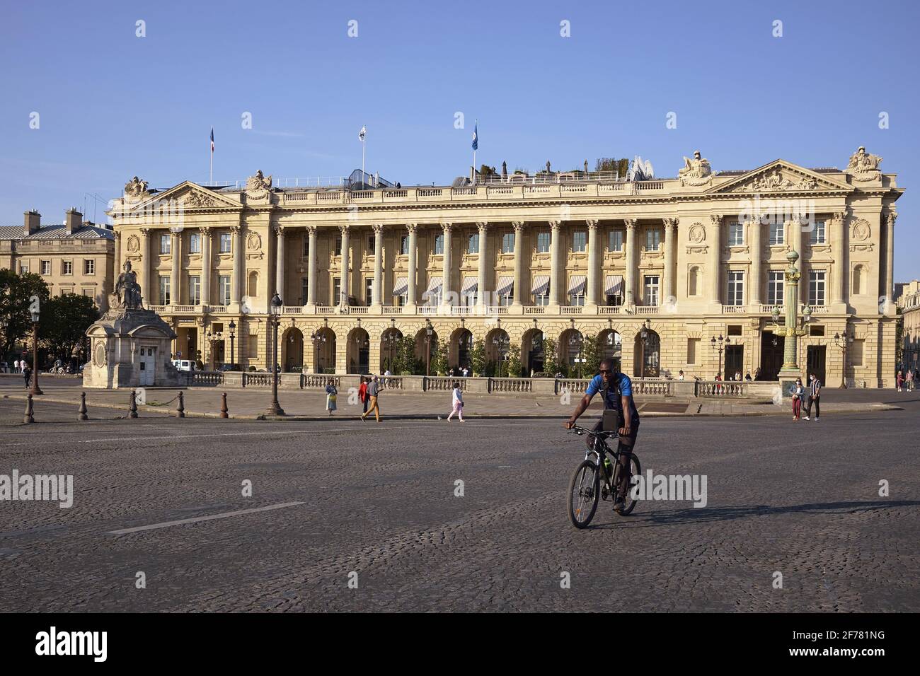 Francia, Parigi, zona dichiarata Patrimonio Mondiale dall'UNESCO, Place de la Concorde chiuso al traffico, l'Hotel de Coislin, un edificio che ospita in parte il Crillon Hotel e la sede della Federazione Internazionale dell'Automobile (FIA) Foto Stock