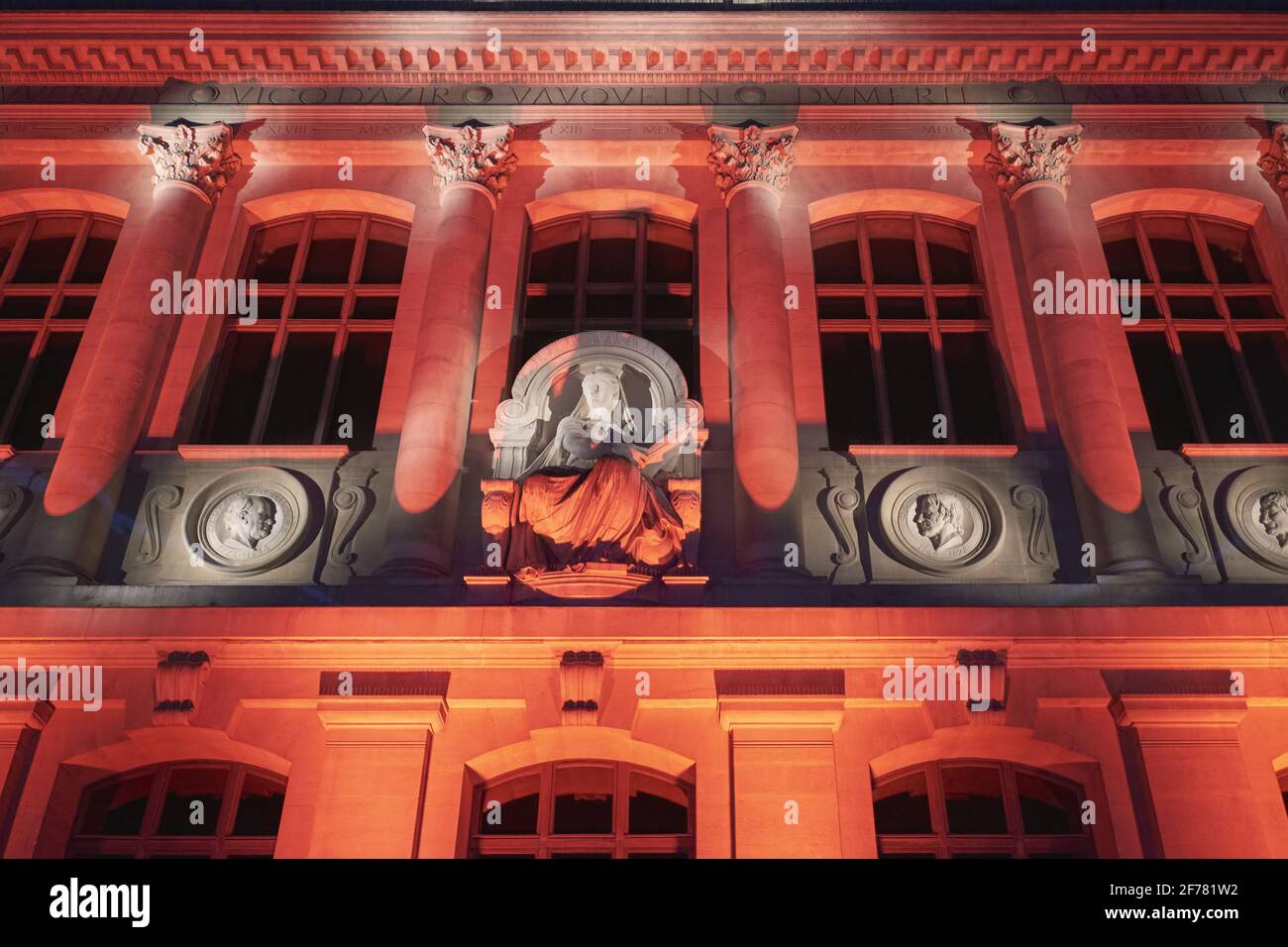 Francia, Parigi, Museo Nazionale di Storia Naturale, la Grande Galerie de l'Evolution, la facciata illuminata, l'Allegoria della Scienza scolpita da Eugene Guillaume nel 1882 circondato dai medaglioni di Etienne Geoffroy Saint Hilaire e Jean Baptiste de Lamarck Foto Stock