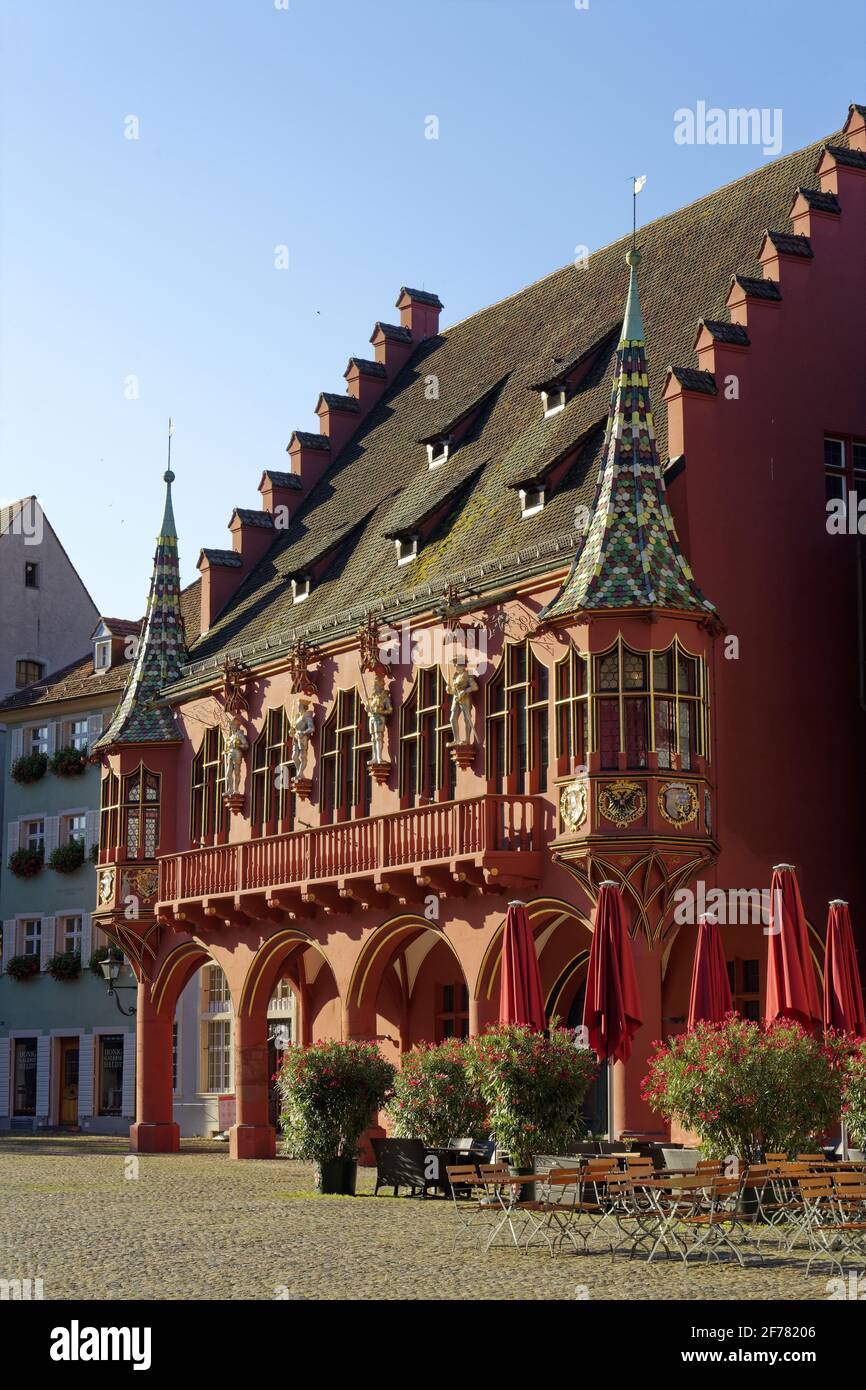 Germania, Baden Wurttemberg, Freiburg im Breisgau, Münsterplatz (piazza della cattedrale), historisches Kaufhaus (mercanti di casa) Foto Stock