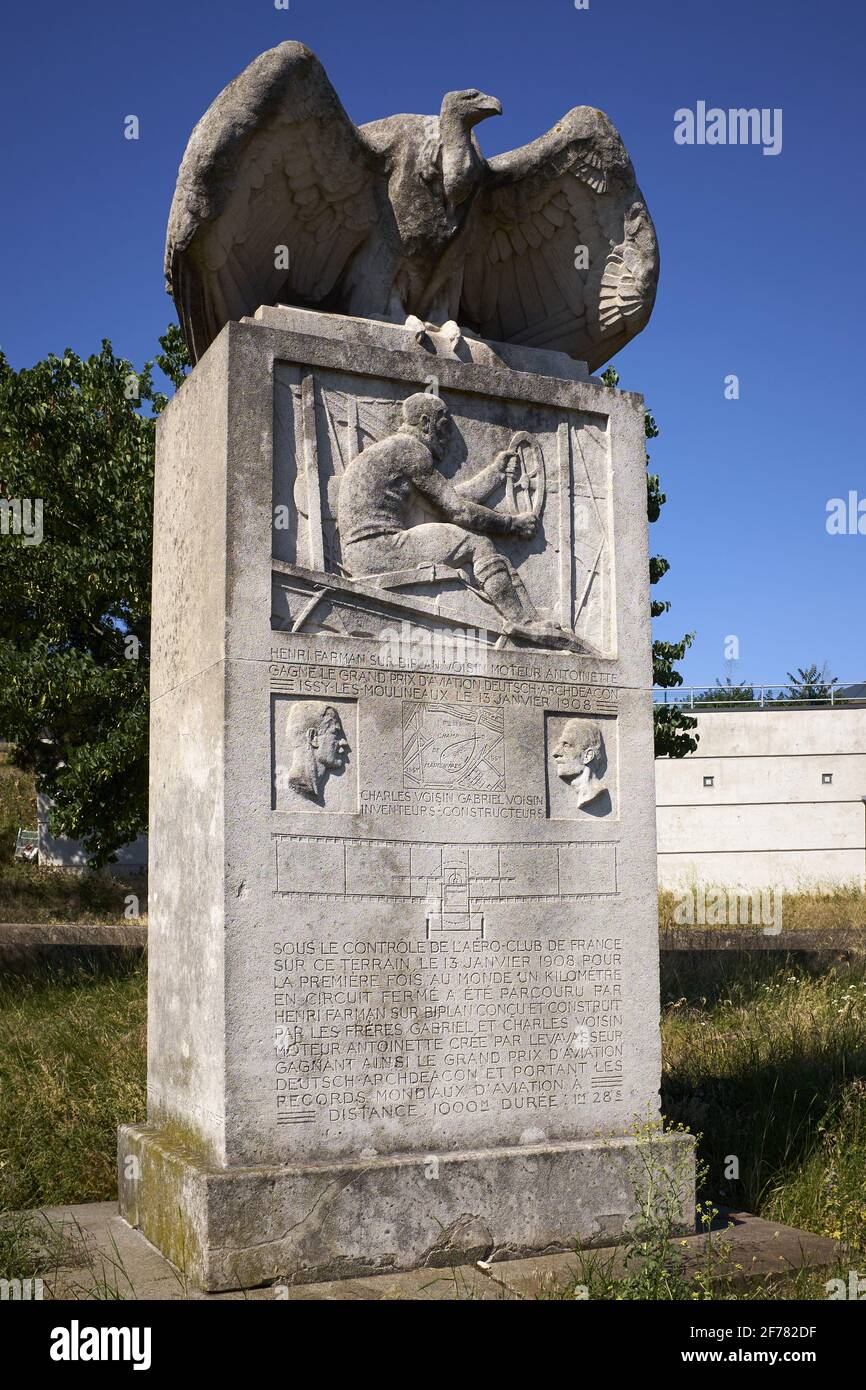 Francia, Parigi, Porte de Sevres, statua in omaggio a Henri Farman e ai fratelli Voisin, inventori e costruttori, pionieri dell'aviazione Foto Stock