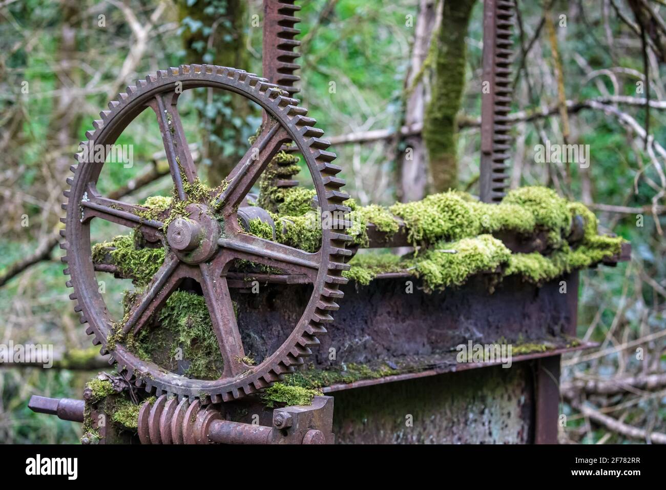 Primo piano della vecchia chiusa di ferro abbandonata sul fiume Mells a Somerset, Regno Unito Foto Stock
