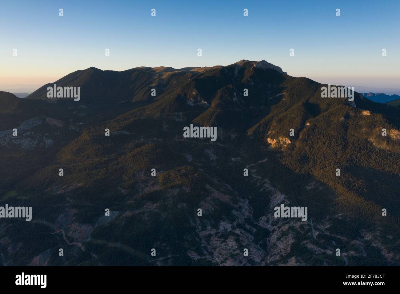Vista aerea della Serra d'Ensija in un'alba estiva (provincia di Barcellona, Catalogna, Spagna, Pirenei) ESP: Vista aérea de la Serra d'Ensija al amanecer Foto Stock