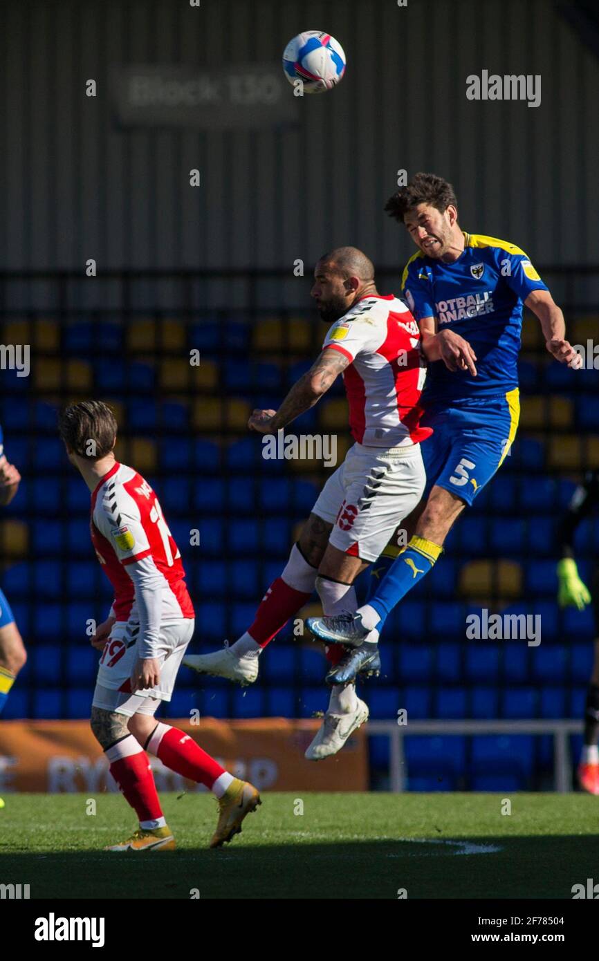 LONDRA, REGNO UNITO. 5 APRILE: Will Nightingale di AFC Wimbledon controlla la palla durante la partita Sky Bet League 1 tra AFC Wimbledon e Fleetwood Town a Plough Lane, Wimbledon, Londra, lunedì 5 aprile 2021. (Credit: Federico Maranesi | MI News) Credit: MI News & Sport /Alamy Live News Foto Stock