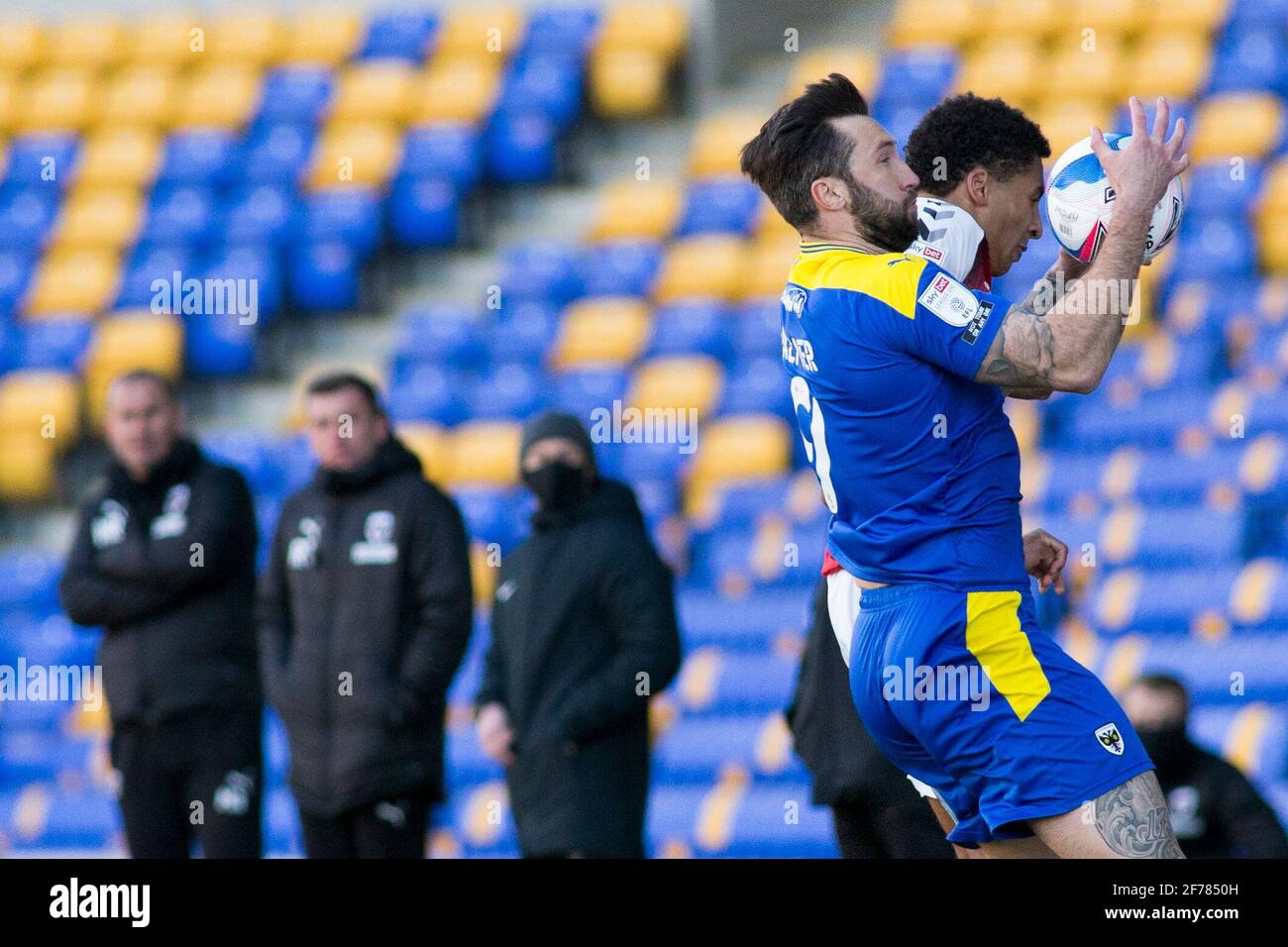 LONDRA, REGNO UNITO. 5 APRILE: Ollie Palmer di AFC Wimbledon controlla la palla durante la partita Sky Bet League 1 tra AFC Wimbledon e Fleetwood Town a Plough Lane, Wimbledon, Londra, lunedì 5 aprile 2021. (Credit: Federico Maranesi | MI News) Credit: MI News & Sport /Alamy Live News Foto Stock