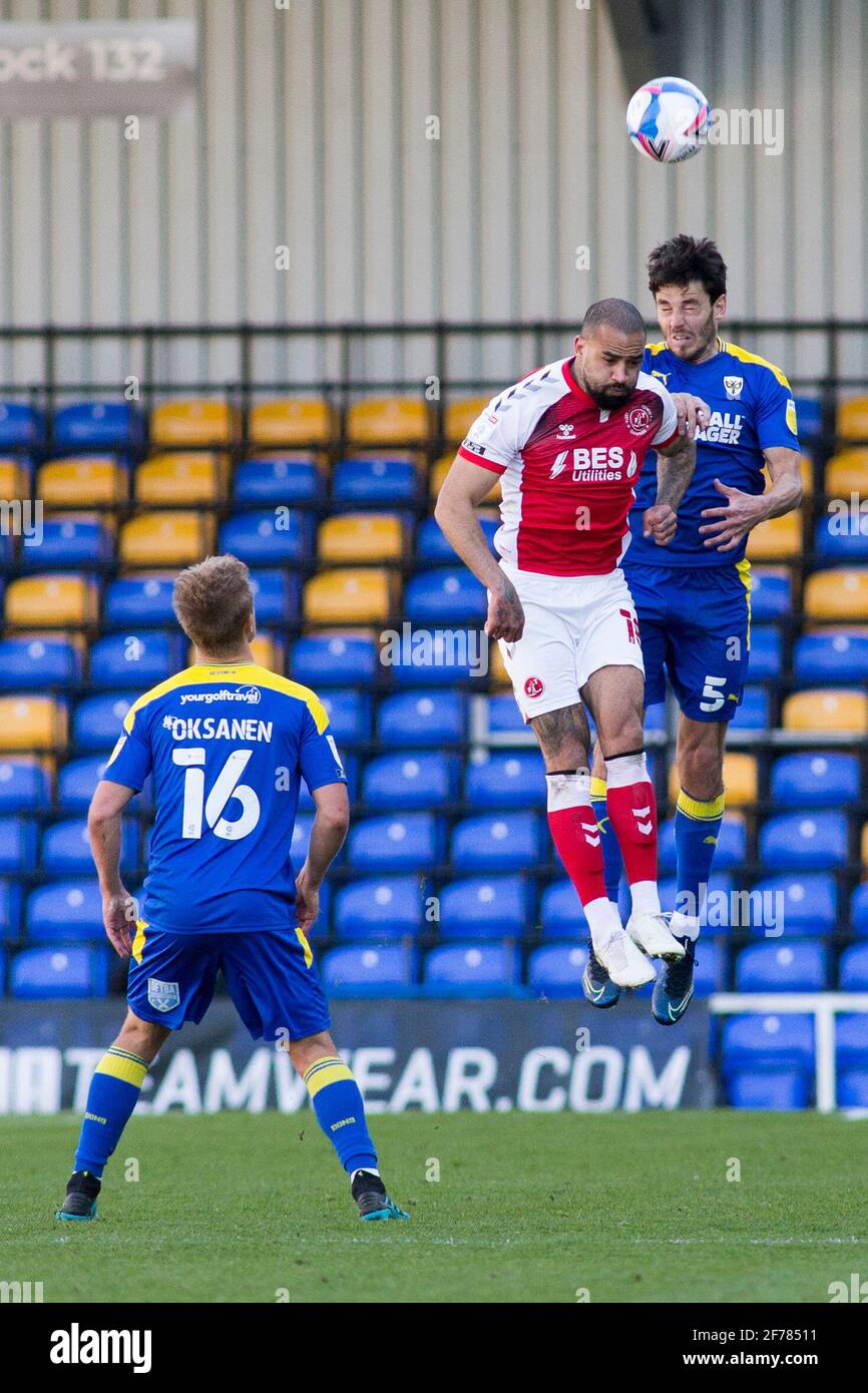 LONDRA, REGNO UNITO. 5 APRILE: Will Nightingale di AFC Wimbledon controlla la palla durante la partita Sky Bet League 1 tra AFC Wimbledon e Fleetwood Town a Plough Lane, Wimbledon, Londra, lunedì 5 aprile 2021. (Credit: Federico Maranesi | MI News) Credit: MI News & Sport /Alamy Live News Foto Stock