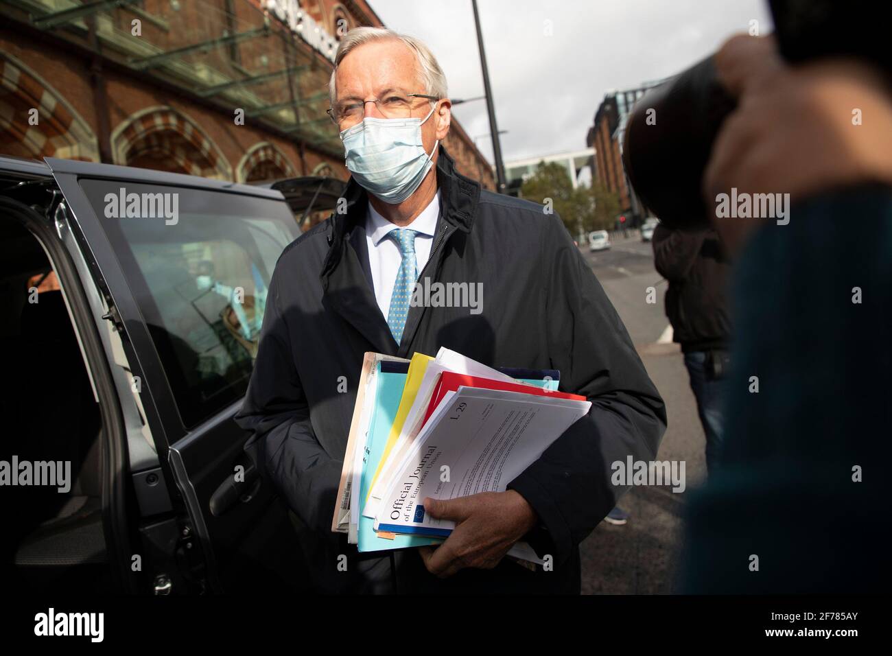 23/09/2020. Londra, Regno Unito. Il capo della task force della Commissione europea per le relazioni con il Regno Unito Michel Barnier parte da St Pancras International. Si prevede che prenderà parte ai colloqui informali sulla Brexit più tardi oggi. Photo credit: George Cracknell Wright Foto Stock