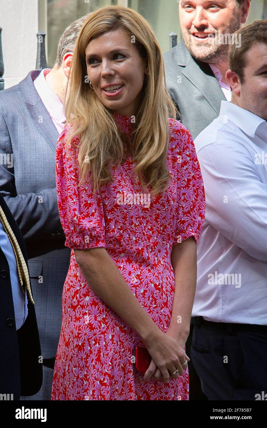 24/07/2019. Londra, Regno Unito. Carrie Symonds si trova a Downing Street, mentre Boris Johnson ha pronunciato il suo primo discorso come primo Ministro a Downing Street. Egli ha pronunciato il suo discorso dopo che Theresa May si è dimesso oggi. Photo credit: George Cracknell Wright Foto Stock