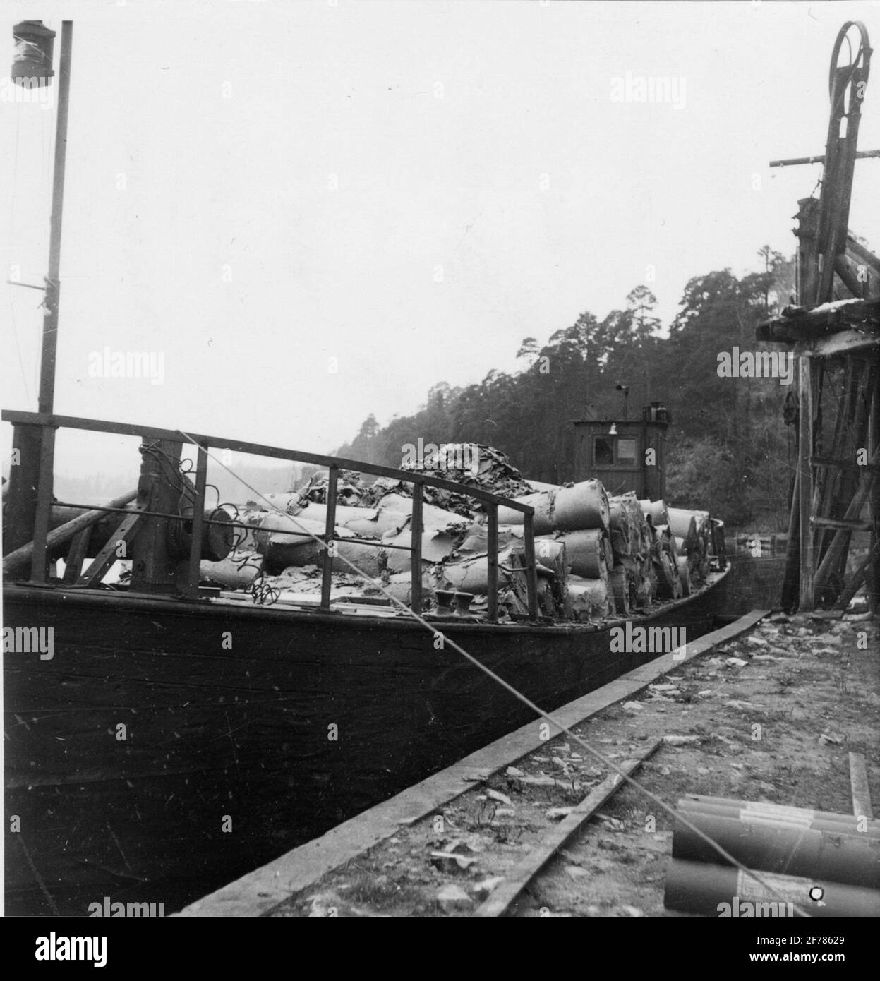 Fabbrica di solfato. Società a responsabilità limitata di Gustafs Factor. Il canale sopra il blocco. Una chiatta caricata con massa finita partendo a Skåpafors. Foto Stock