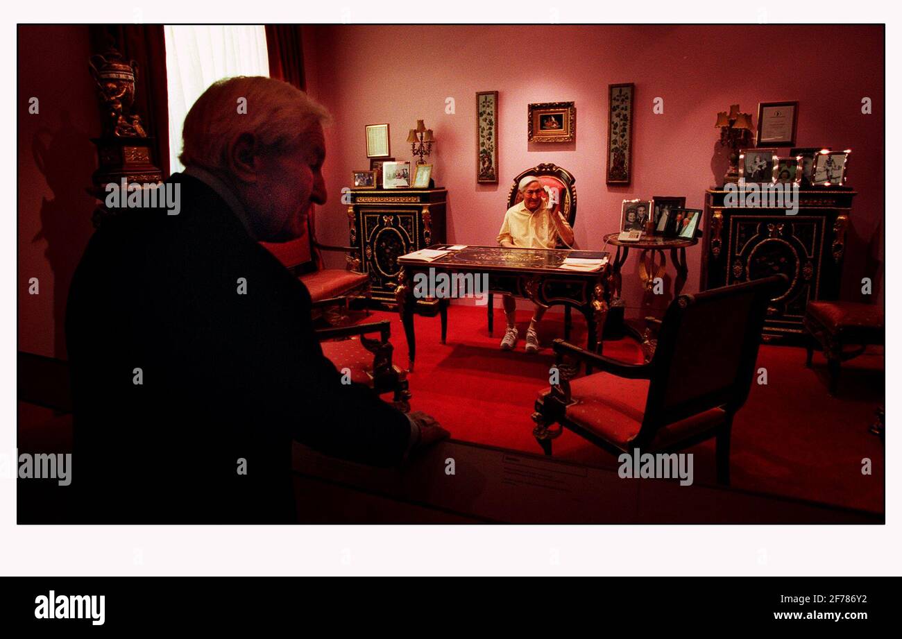 Sir Arthur Gilbert guarda nel suo ufficio che è stato ricreato a Somerset House, Londra. Il regalo di Sir Arthur Gilberts alla nazione è una spettacolare collezione di mosaici in oro argento e scatole d'oro sono state svelate nel nuovo museo della Somerset House. Foto Stock