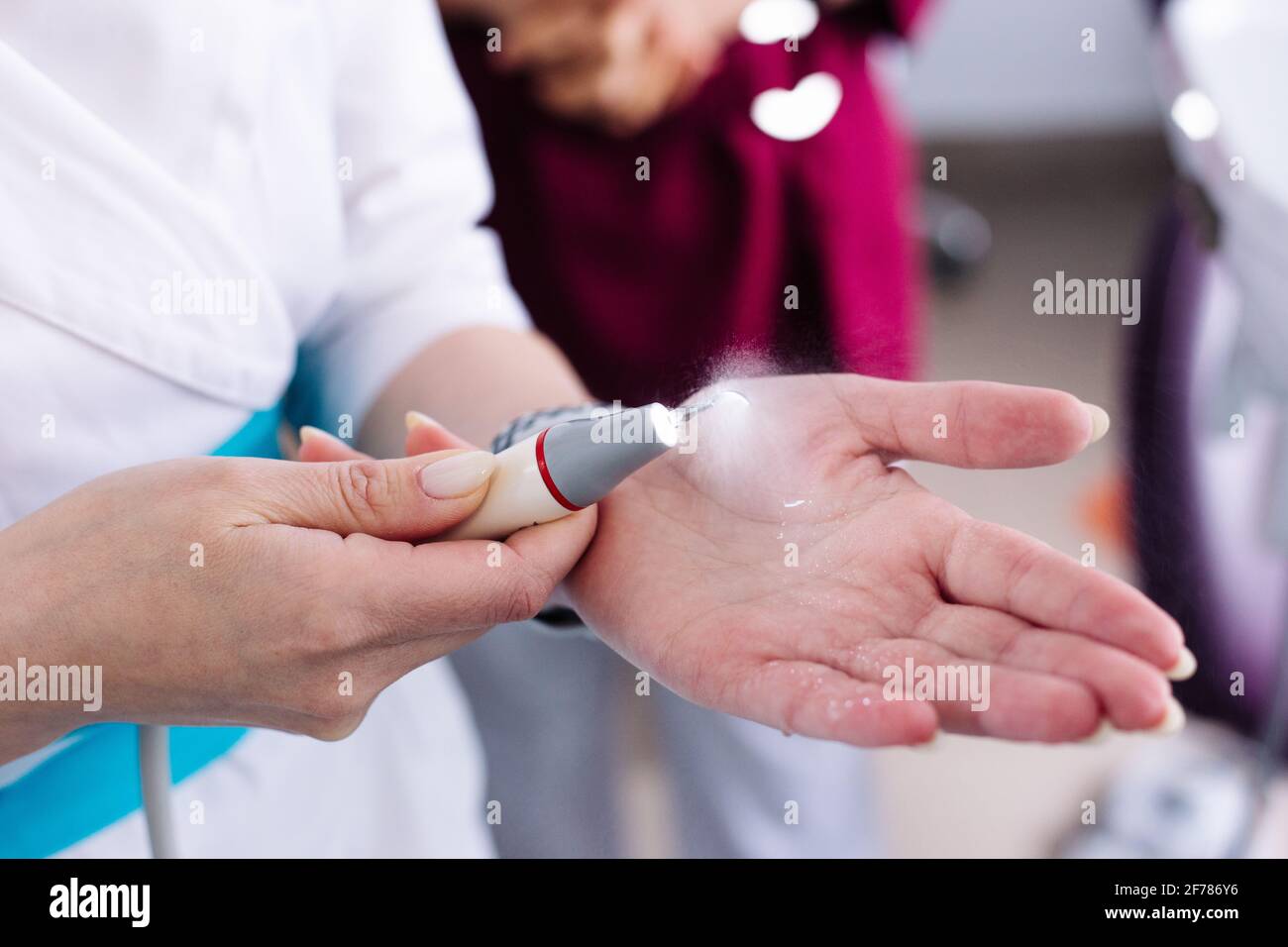 Scaler dentale autonomo a ultrasuoni per la rimozione del tartaro Foto Stock