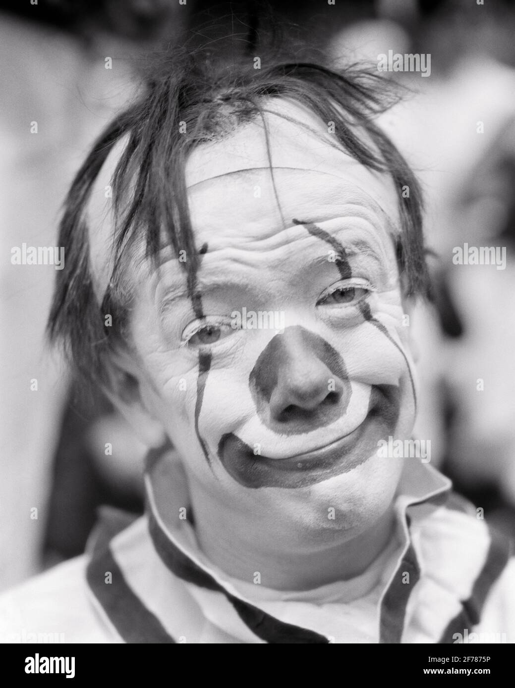 1920 RITRATTO DI UN UOMO SORRIDENTE TRADIZIONALE AMERICANO WHITEFACE BUFFOONISH CLOWN GUARDANDO LA FOTOCAMERA - C3711 HAR001 ESPRESSIONI HARS TORMENTATO B&W DI MEZZA ETÀ PREOCCUPATO TRISTEZZA L'UOMO DI MEZZA ETÀ CLOWN IL CONTATTO DELL'OCCHIO ARTI DELLO SPETTACOLO FELICITÀ UMOROSA TESTA E SPALLE ESECUTORE COMICO INTRATTENITORE UMORE OCCUPAZIONI CONCETTUALE GLUM CLOWN BIANCO COMMEDIA JESTER CREATIVITÀ MISERABILE FACCIA DIPINTA TRAGICA NERO E BIANCO ETNIA CAUCASICA FOOL HAR001 VECCHIO STILE Foto Stock