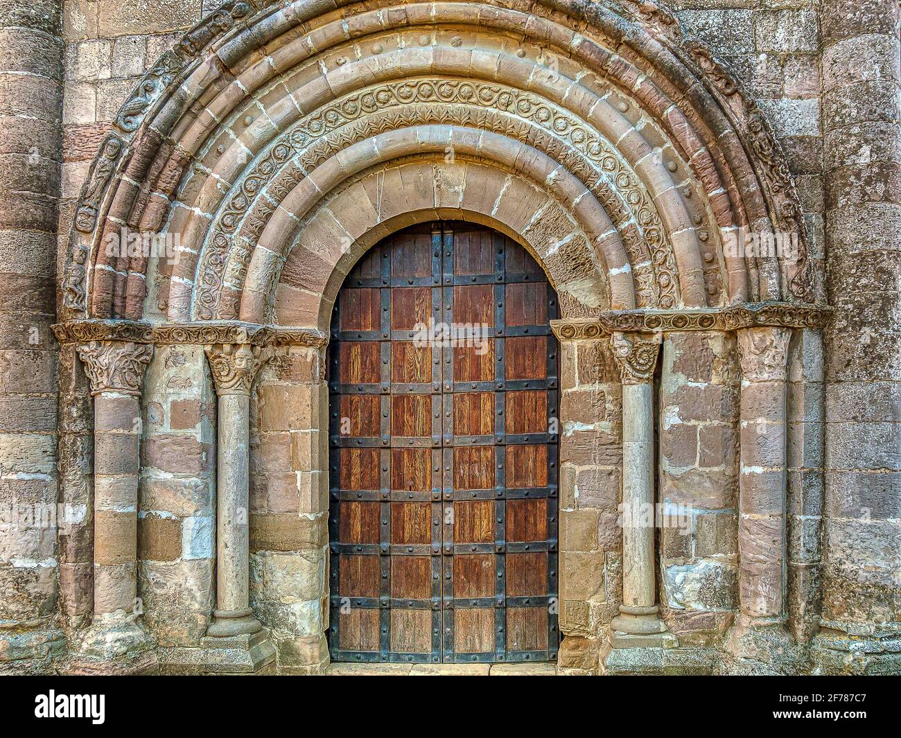 Il portale in pietra della Chiesa templare di Santa Maria di Eunate, Spagna, 16 ottobre 2009 Foto Stock