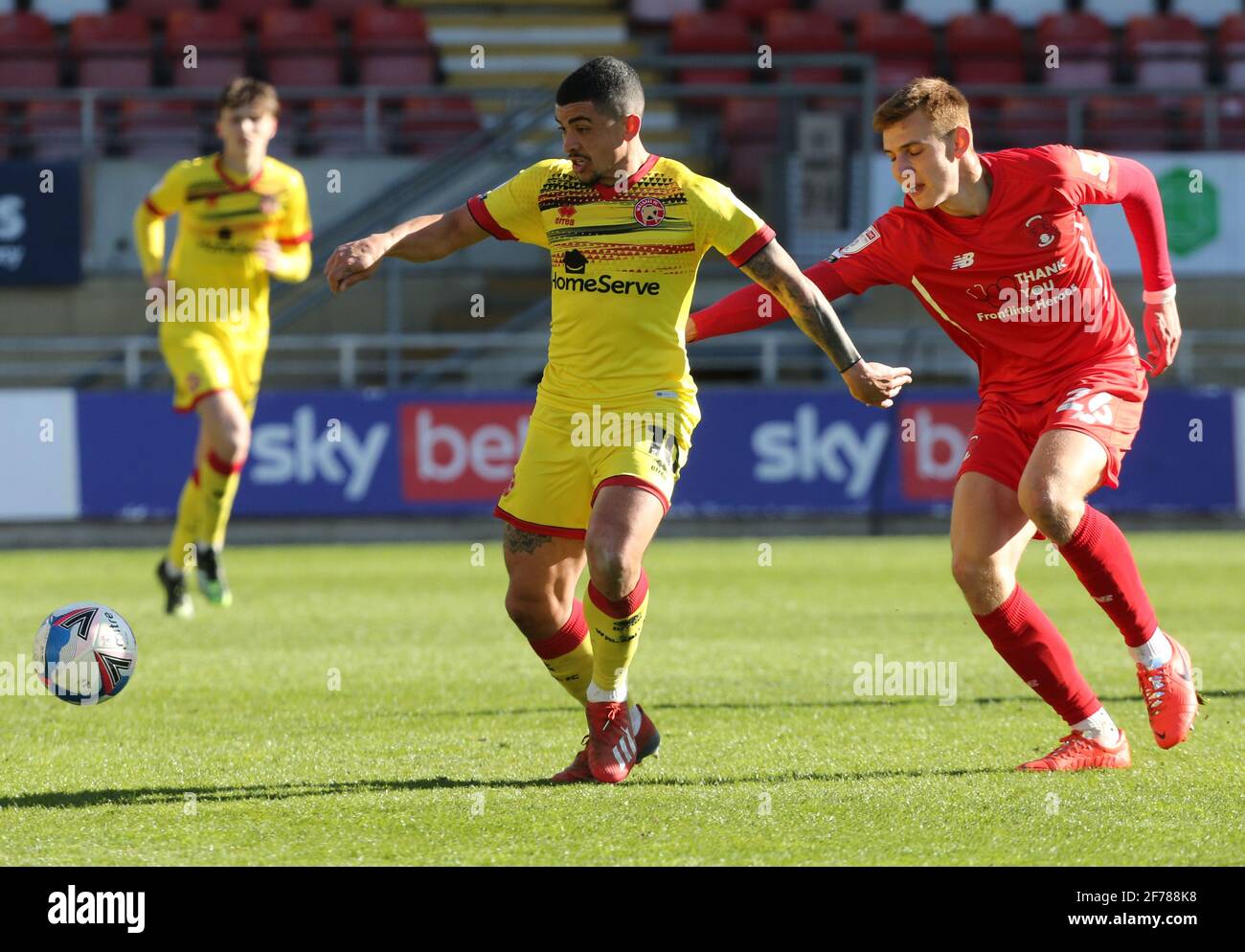 Londra, Regno Unito. 05 aprile 2021. SOUTHEND, INGHILTERRA - 05 APRILE: L-R Josh Gordon di Walsall e Hector Kyprianou di Leyton Orient durante la Sky Bet League due tra Leyton Orient e Walsall al Brisbane Road Stadium, Southend, Regno Unito, il 03 aprile 2021 Credit: Action Foto Sport/Alamy Live News Foto Stock