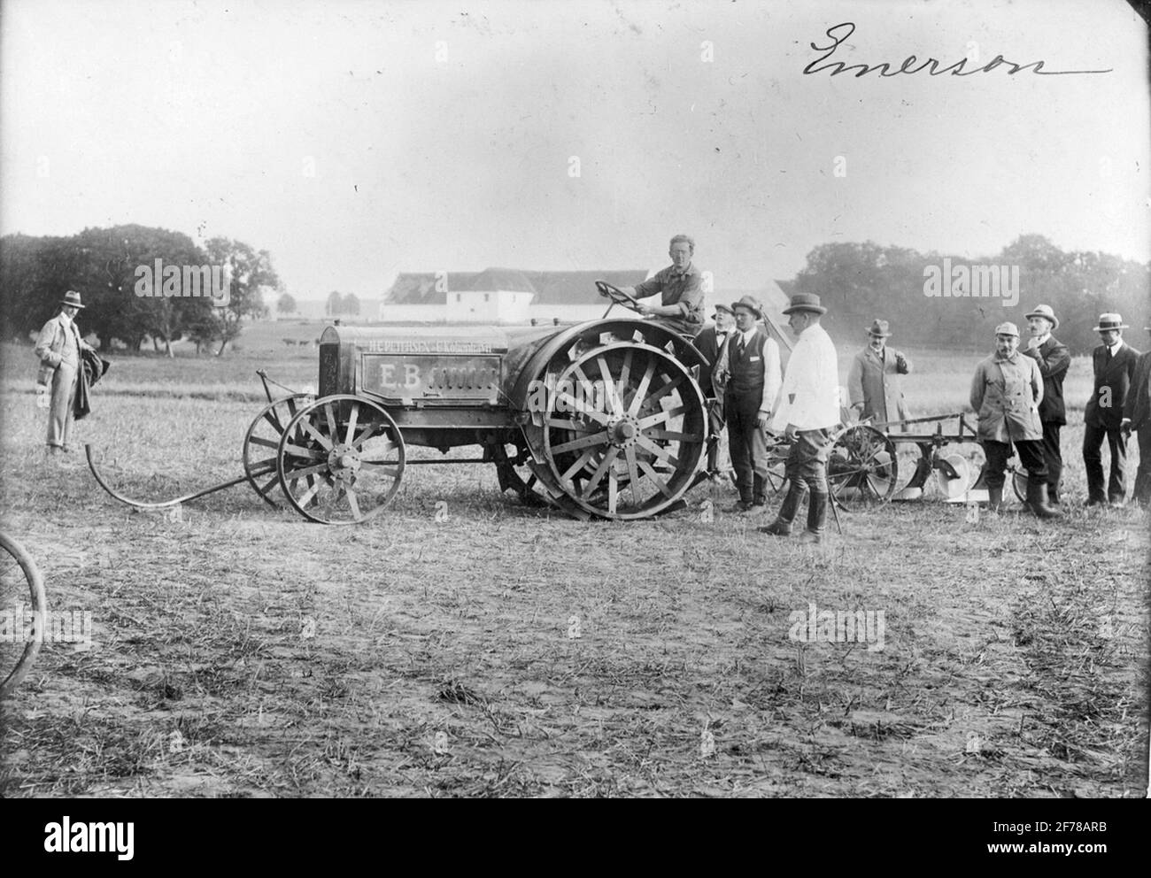 Gara Motorplog a Hillerod 1920. "Emerson Brantingham" è venduto da H.C. Pedersen & Co, Copenaghen. 20 motore HKR.3 taglio. Questo aratro motore è uno dei tipi più recenti dagli Stati Uniti. Nota. Gli ingranaggi integrati privi di polvere. Foto Stock