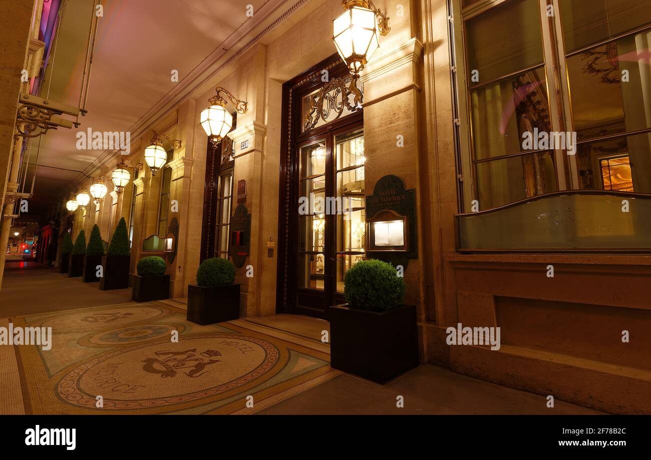 Parigi, Francia-04 aprile 2021 : l'hotel di lusso Palace le Meurice si trova nel centro di Parigi su Rue de Rivoli, di fronte al Jardin des Tuileries. Foto Stock