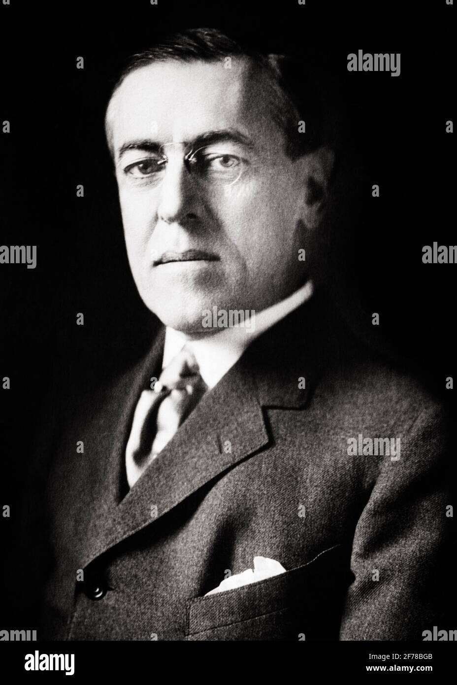 RITRATTO DEL PRESIDENTE DEL 1910 THOMAS WOODROW WILSON GUARDANDO LA FOTOCAMERA CIRCA 1911 28° PRESIDENTE DEGLI STATI UNITI D'AMERICA - Q52283 CPC001 HARS STERN WORLD WARS WORLD WAR 1911 AUTHORITY OCCUPAZIONI POLITICA 28 CIRCA GUERRA MONDIALE 1 WW1 NERO E. ETNIA CAUCASICA BIANCA VECCHIO STILE GRAVE INSSORRIDENTE Foto Stock