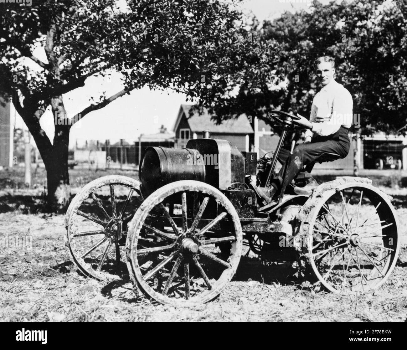 Anni prima di produrre in serie il trattore di Fordson, Henry Ford , la cui nascita Centennial è stato osservato questo Centennial è stato osservato quest'anno, sperimentato con ciò che ha chiamato un 'aratro di automobile '. Questa fotografia del 1908 lo mostra ai comandi di uno dei suoi primi trattori alimentati da un motore modello B 1904. La foto è stata fatta su una delle molte aziende agricole che il Sig. Ford ha dato in quel momento nella zona di Dearborn. Foto Stock