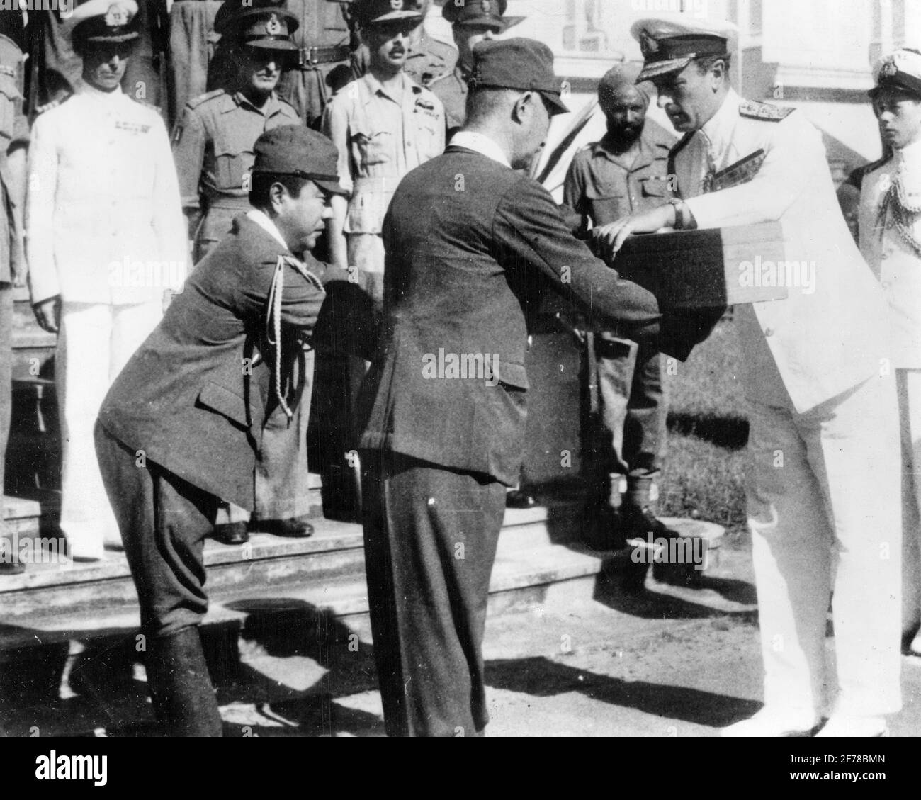 1940 NOVEMBRE 30 1945 IL GIACIMENTO GIAPPONESE MARSHALL TERAUCHI CEDE LA SPADA E SI INFILA ALL'AMMIRAGLIO BRITANNICO LORD MOUNTBATTEN SAIGON - Q74722 CPC001 VITTORIA HARS LEADERSHIP POTENTI GUERRE MONDIALI STAGIONE AUTUNNALE MONDIALE GUERRA GUERRA MONDIALE DUE RETROVIE SECONDA GUERRA MONDIALE AUTORITÀ SUD-EST ASIATICO MARSHALL INCHINA ELEGANTE GUERRA MONDIALE 2 ROYAL NAVY 30 1945 VISTA POSTERIORE IN CONFLITTO METÀ-ADULTO MID-ADULT UOMO NOVEMBRE SAIGON CONSEGNA STAGIONE ADMIRAL BATTAGLIA NERO E BIANCO SIGNORE VECCHIO STILE SI ARRENDE Foto Stock