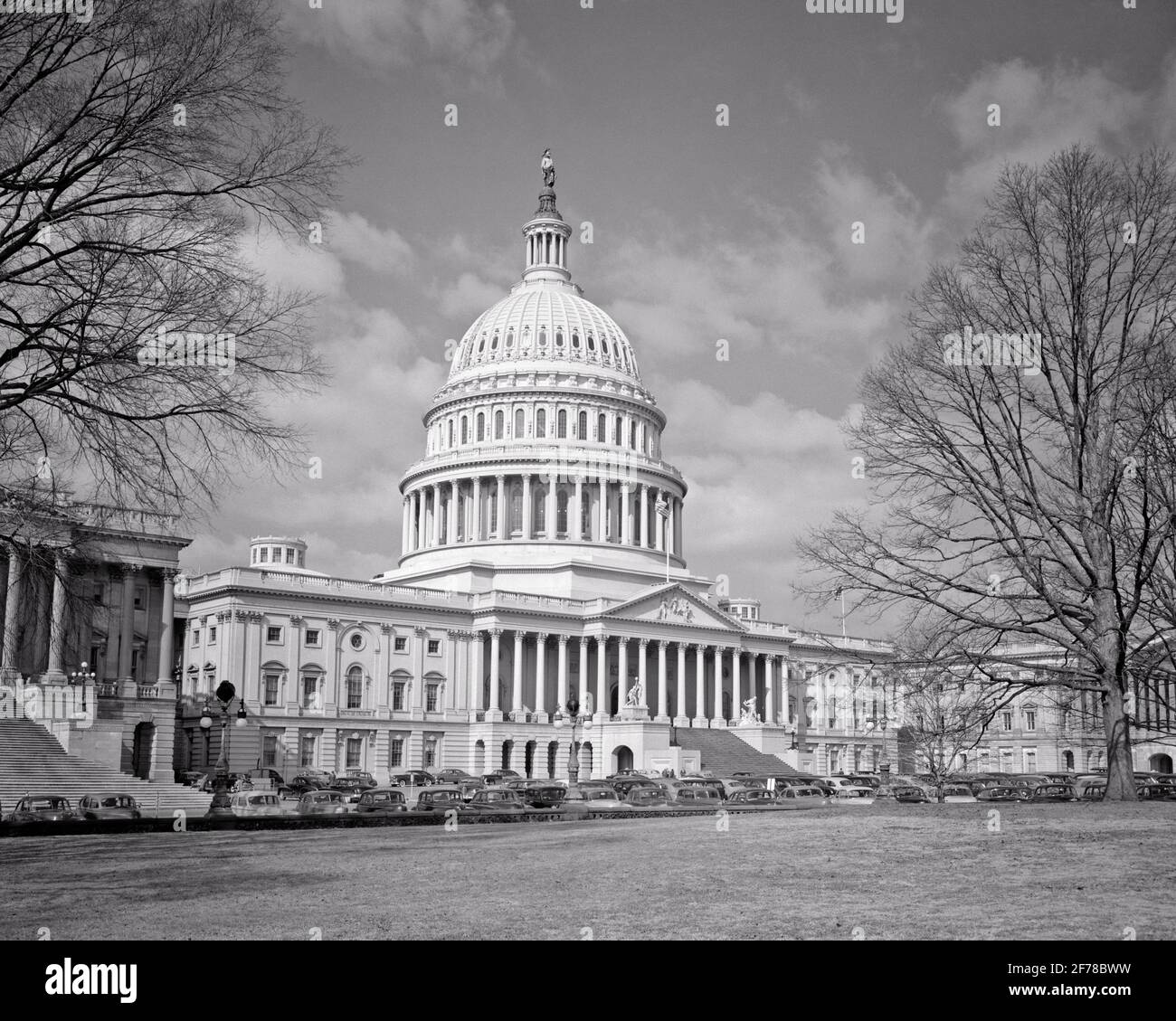 ANNI '50, DAVANTI ALL'EDIFICIO DEL CAMPIDOGLIO E ALLA CUPOLA CON AUTOMOBILI PARCHEGGIATE VICINO WASHINGTON DC USA - R3089 BAU001 HARS EDIFICI SIMBOLI SICUREZZA TRASPORTO B&W GOVERNO PARCHEGGIATO NORD AMERICA LIBERTÀ IL SUCCESSO NORDAMERICANO 1800 SOGNI CAPITOL STRENGTH COURAGE AUTOS ESTERNI LEADERSHIP BASSO ANGOLO POTENTE ORGOGLIO DEL CONCETTO DI AUTORITÀ POLITICA CUPOLA CONCETTUALE NATIONAL MALL STRUTTURE AUTOMOBILI ELEGANTE SOSTEGNO VEICOLI EDIFICE VICINO AL CONGRESSO LEGISLATIVO SIMBOLICO CAPITOL HILL CONCEPTS IN BIANCO E NERO RAPPRESENTANZA FEDERALE IN VECCHIO STILE Foto Stock