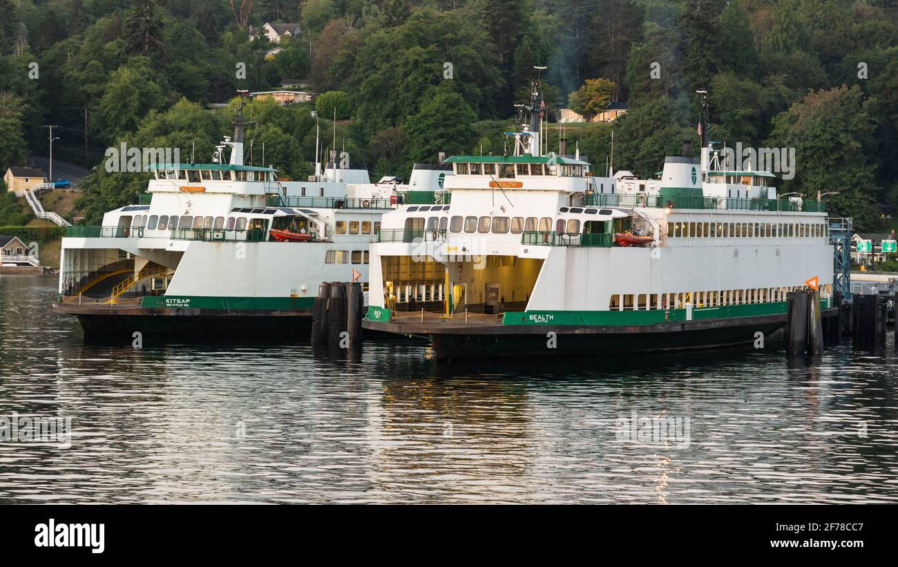 Vashon Island, WA, USA - 14 luglio 2018; Issaquah Class traghetti MV Kitsap insieme alla MV Sealth non modificata a Vashon Island, Washington Foto Stock