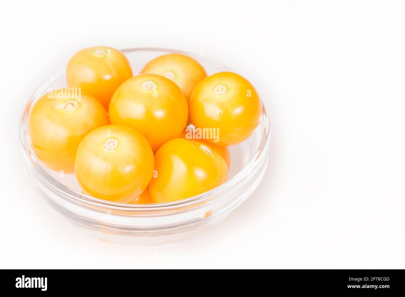 L'uchuva è un frutto semi-acido, rotondo, giallo, dolce e piccolo Foto  stock - Alamy