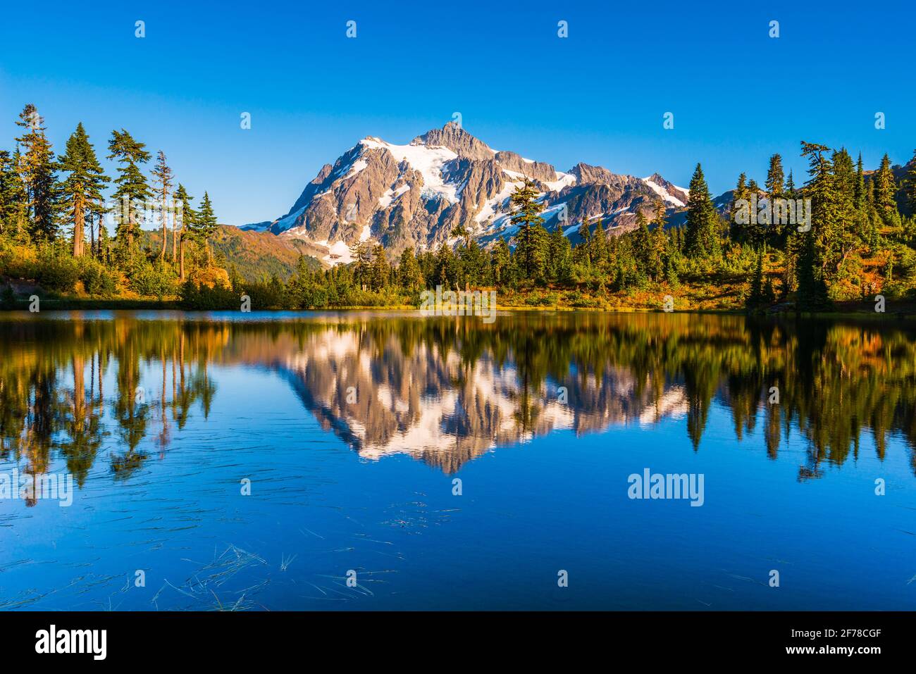 Il Monte Shuksan nelle Cascate del Nord si riflette in uno specchio Lago Smooth Picture lungo la strada per Artist Point a. Mount Baker nello stato di Washington Foto Stock
