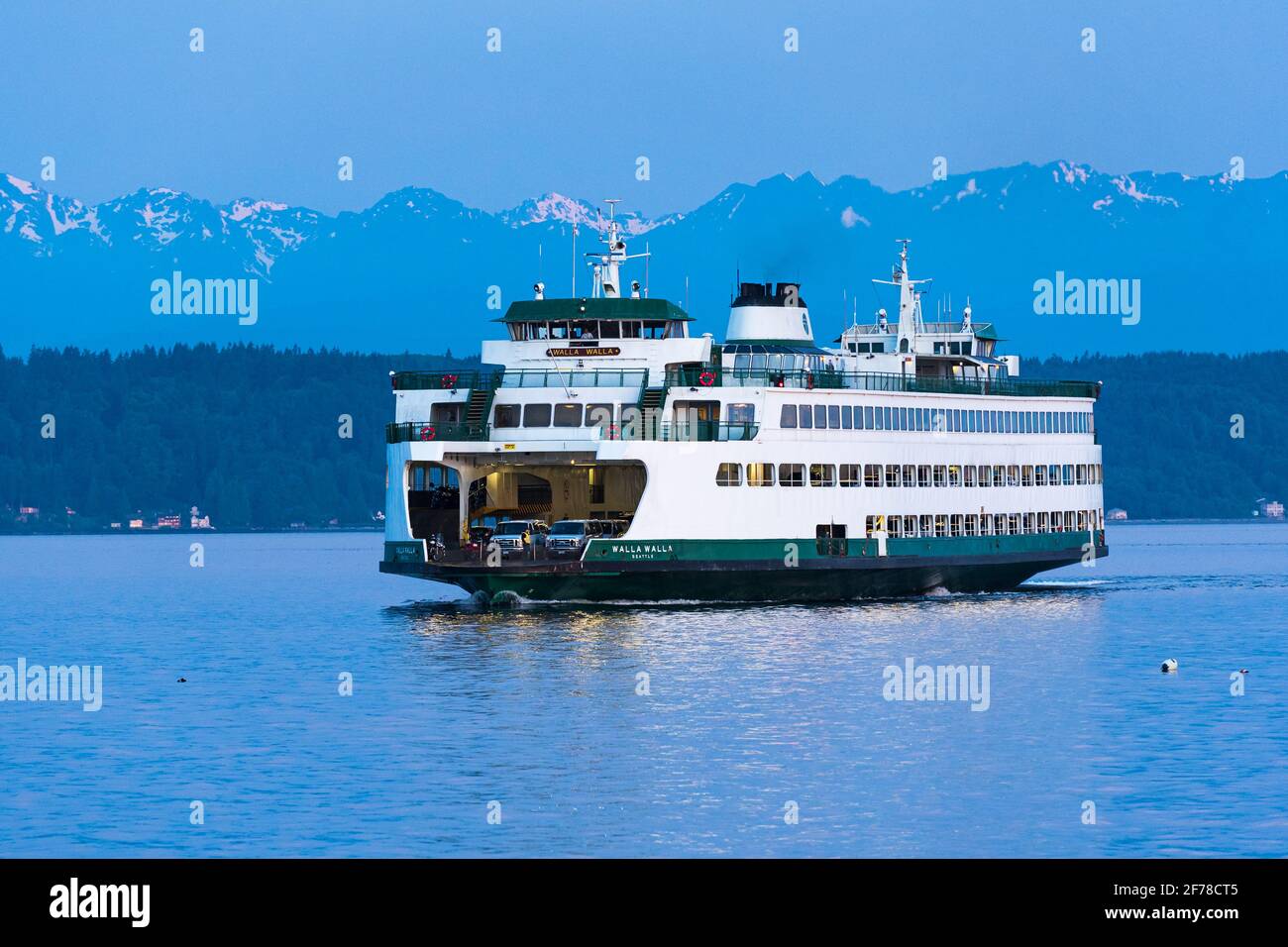 Washington state Ferry MV Walla Walla si avvicina al molo a. Edmonds durante una vela di prima mattina Foto Stock