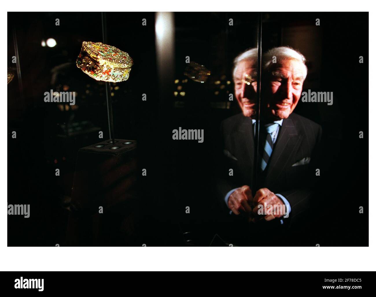 Il regalo di Sir Arthur Gilberts alla nazione è una spettacolare collezione di mosaici in oro argento e scatole d'oro sono state svelate nel nuovo museo della Somerset House. La scatola nella foto è una Snufbox realizzata per Federico il Grande. Foto Stock