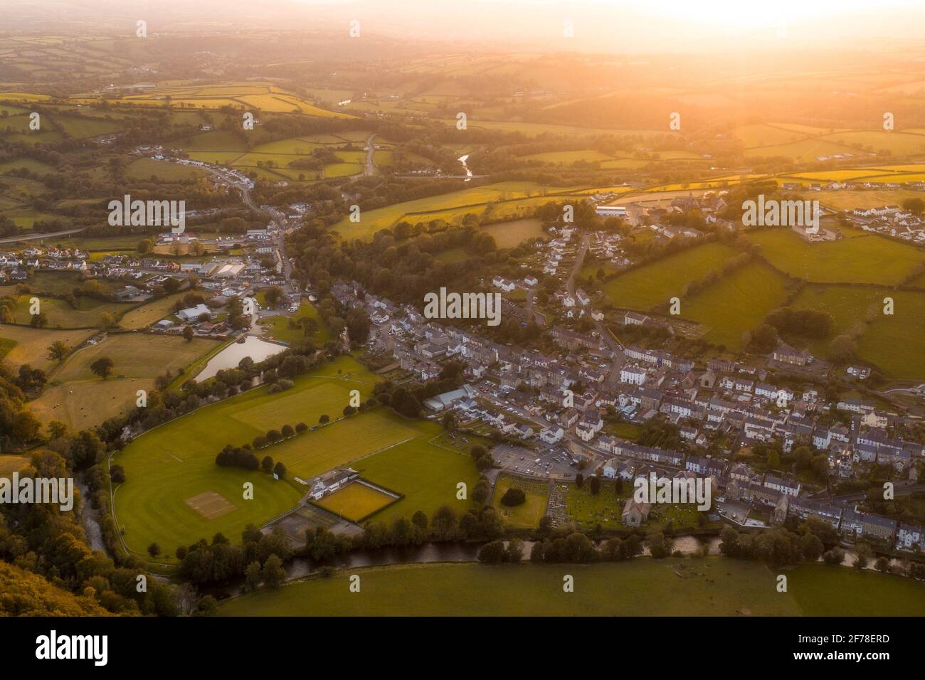 Un drone di Llandysul, Ceredigion al tramonto Foto Stock