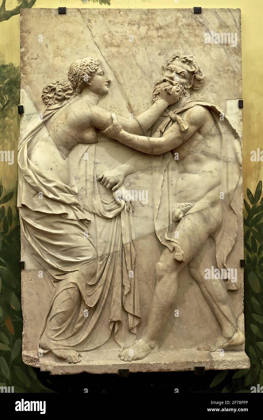 Ninfa lotta con un vecchio satiro. Rilievo in marmo, 1. Cent. AD. Opere romane. Ercolano. Museo Archeologico di Napoli. Foto Stock