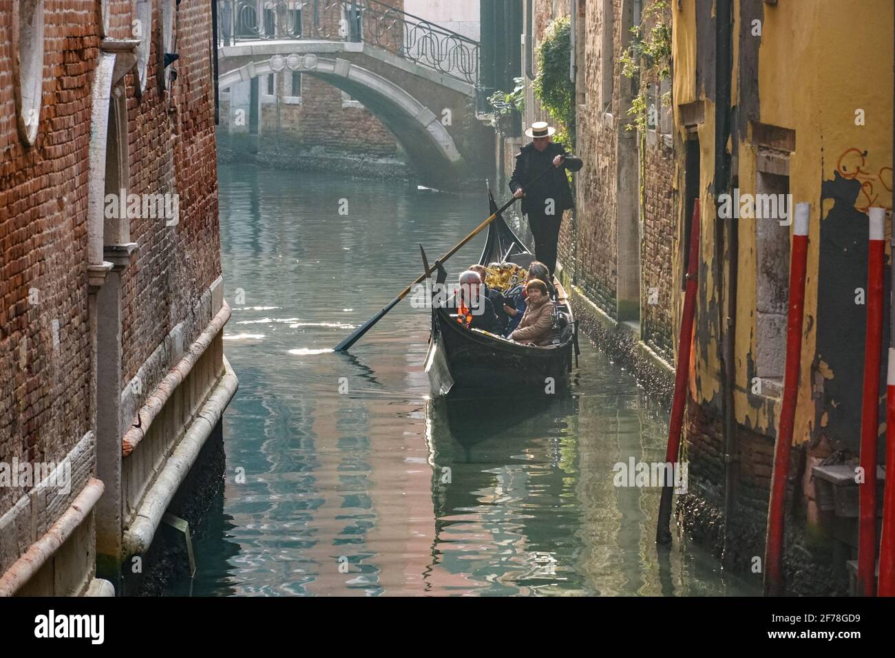 Tradizionale gondola veneziana con turisti sul canale rio di San Salvador a Venezia Foto Stock